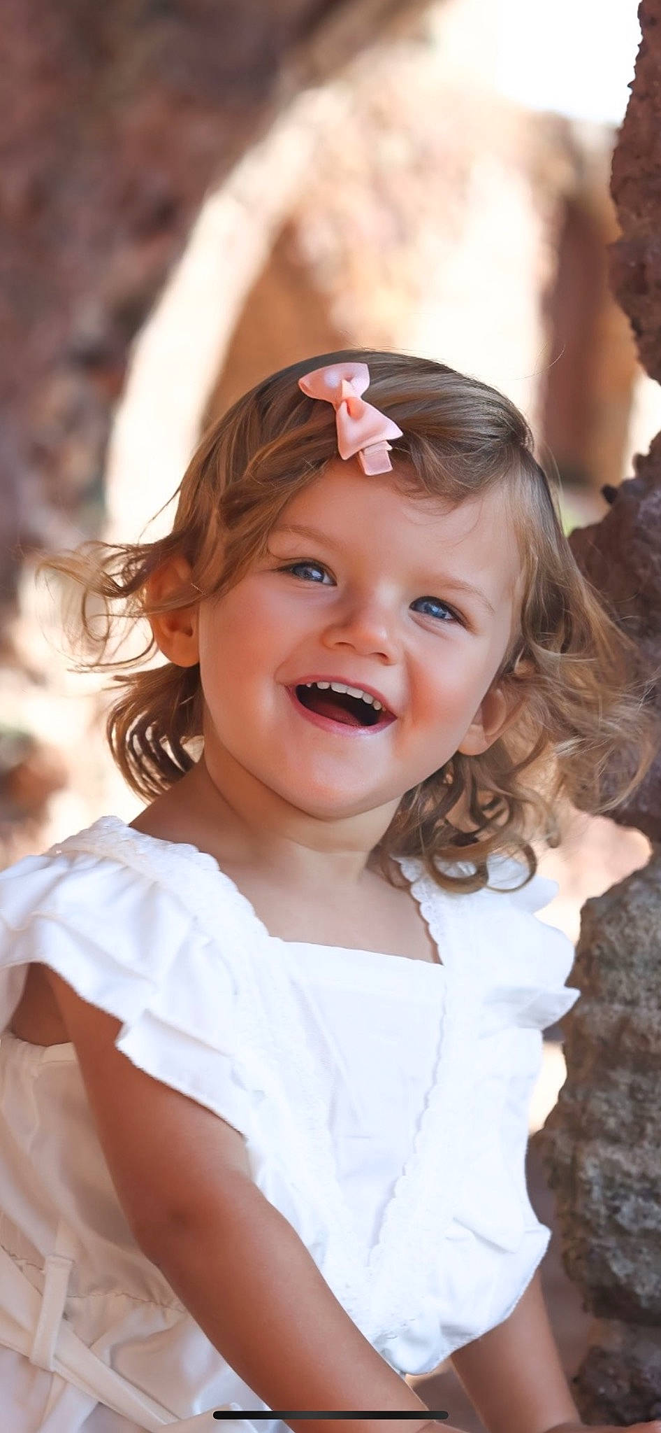 Lena a rejoint le concours — aidez-le/la à gagner de superbes lots ! bridal_accessory, child, embellishment, eyebrow, flash_photography, flower, fun, hair_accessory, happy, headgear, headpiece, iris, jewellery, joy, lip, long_hair, person, pink, shoulder, skin