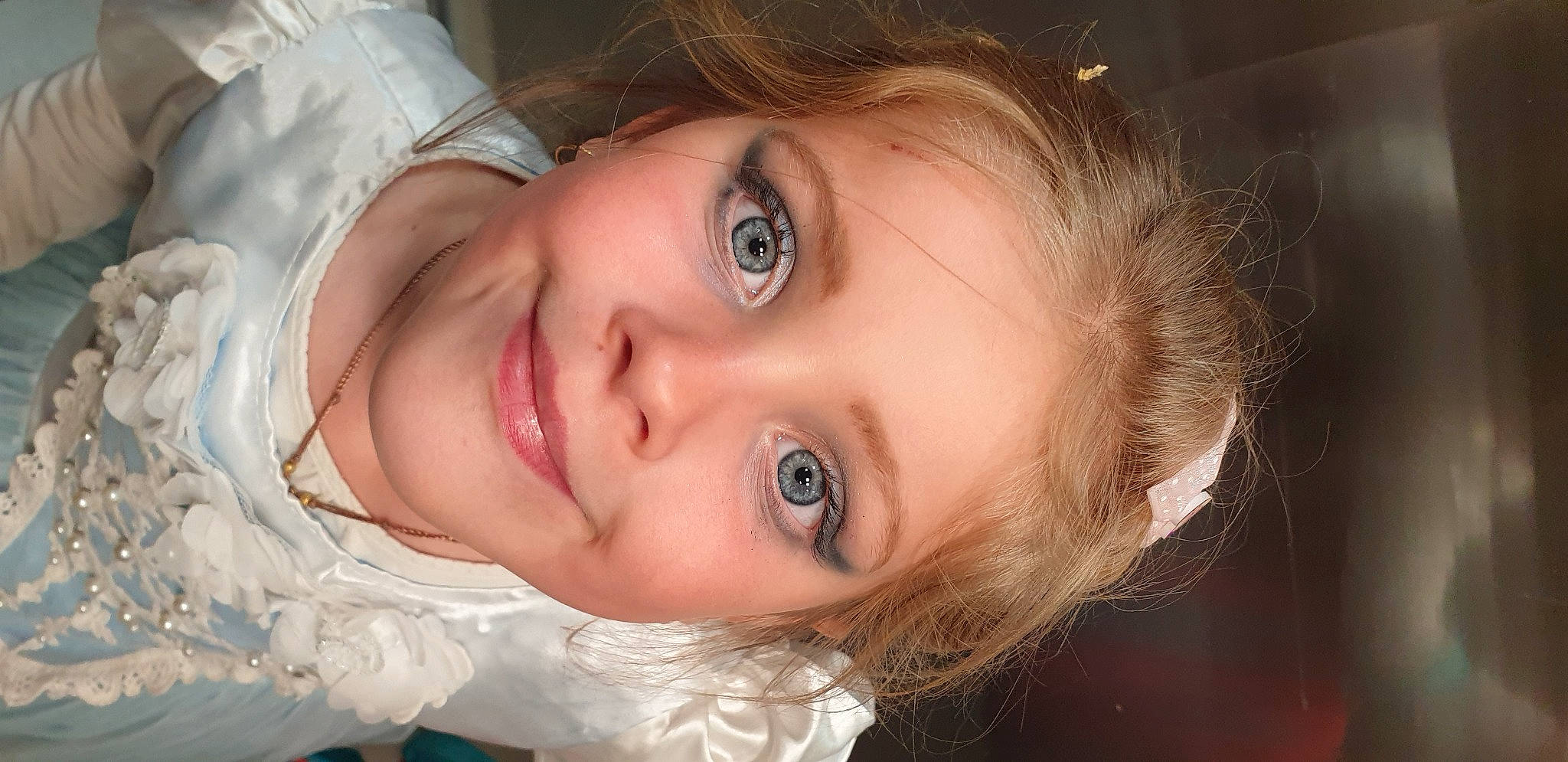 Maé participe au concours pour gagner de l'argent avec cette photo : cheek, chin, ear, eyebrow, eyelash, face, flash_photography, forehead, hair, happy, human_body, iris, jaw, joy, lip, mouth, neck, nose, person, plant