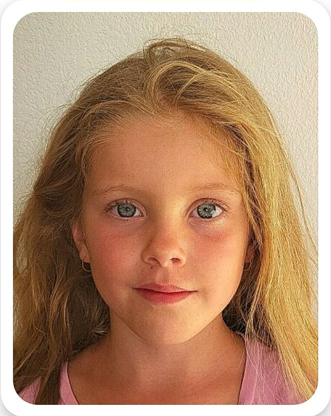 Maé participe au concours pour gagner de l'argent avec cette photo : beauty, brown_hair, cheek, child, eyelash, hair_coloring, happy, jaw, joy, lace_wig, layered_hair, lip, liver, long_hair, person, portrait_photography, rectangle, selfie, smile, step_cutting