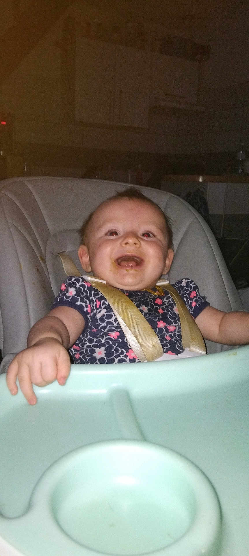 Kayna participe au concours pour gagner de l'argent avec cette photo : baby, high_chair, smiling, child, indoor, messy_face, clothing, seatbelt, kitchen, person, food_tray, happy, infant, cute, young_child, sitting, facial_expression, human, domestic, home