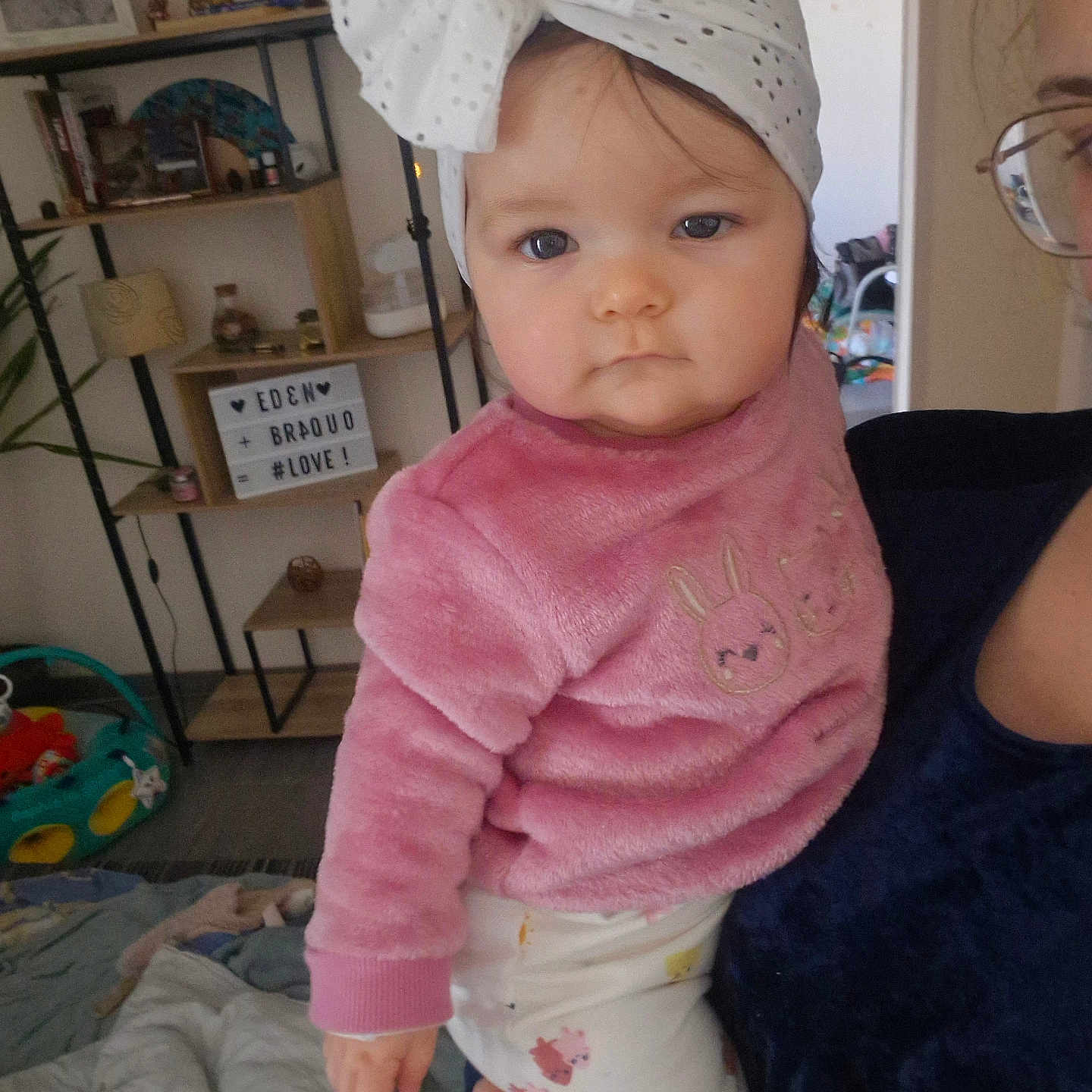 éden a rejoint le concours — aidez-le/la à gagner de superbes lots ! accessories, art, baby, bed, bonnet, cap, clothing, face, furniture, glasses, hat, head, knitwear, painting, pants, person, photoframe, photography, portrait, sweater