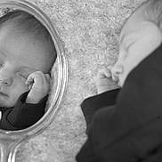 Corentin a rejoint le concours — aidez-le/la à gagner de superbes lots ! baby, sleeping, mirror, reflection, black_and_white, handheld_mirror, soft_texture, infant, closeup, peaceful, portrait, face, hand, clothing, indoor, quiet, rest, newborn, monochrome, artistic