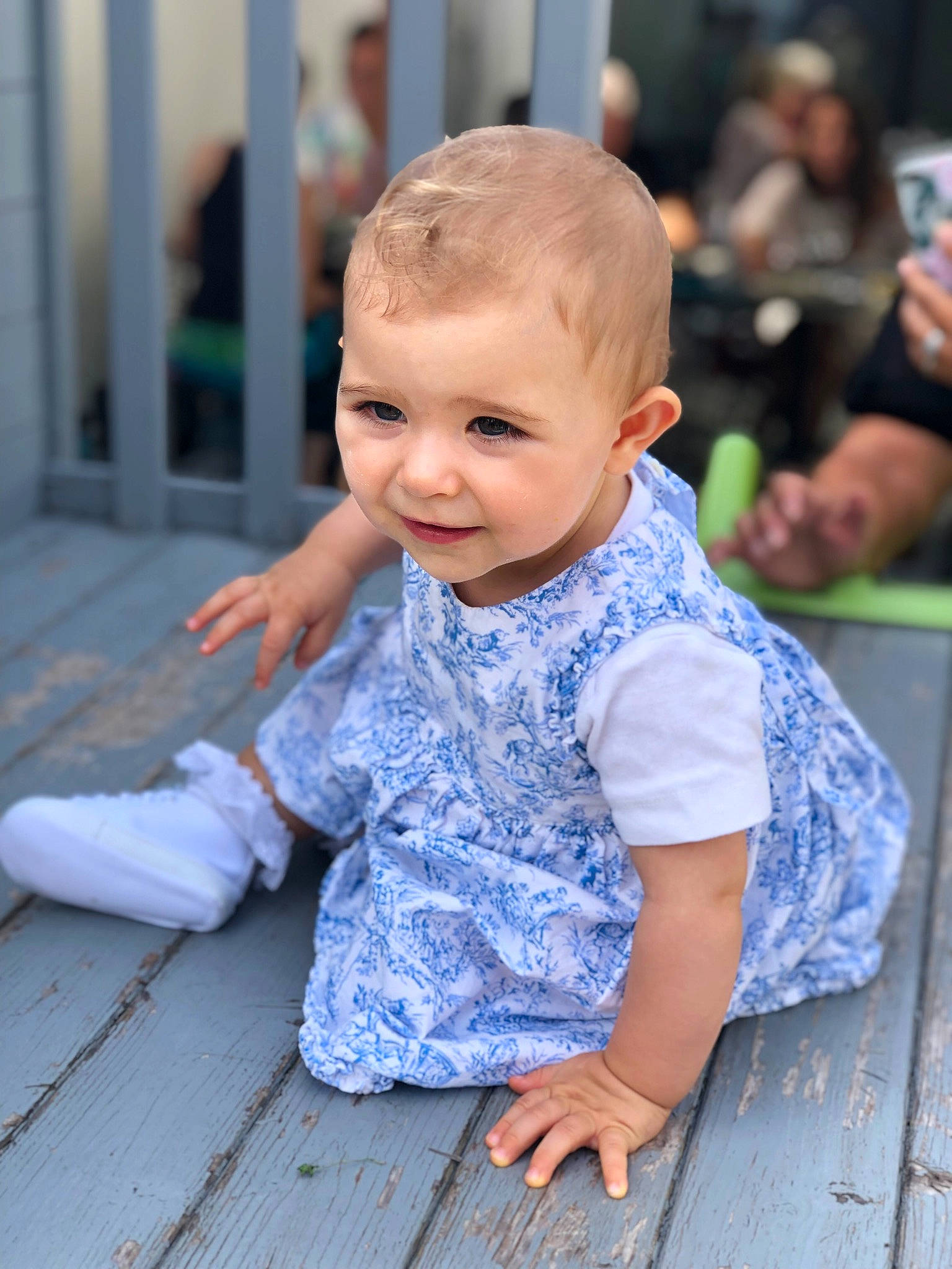 Manon a rejoint le concours — aidez-le/la à gagner de superbes lots ! baby, baby_toddler_clothing, child, chin, electric_blue, eye, face, flooring, foot, fun, grass, happy, leisure, person, purple, sitting, skin, smile, t_shirt, toddler