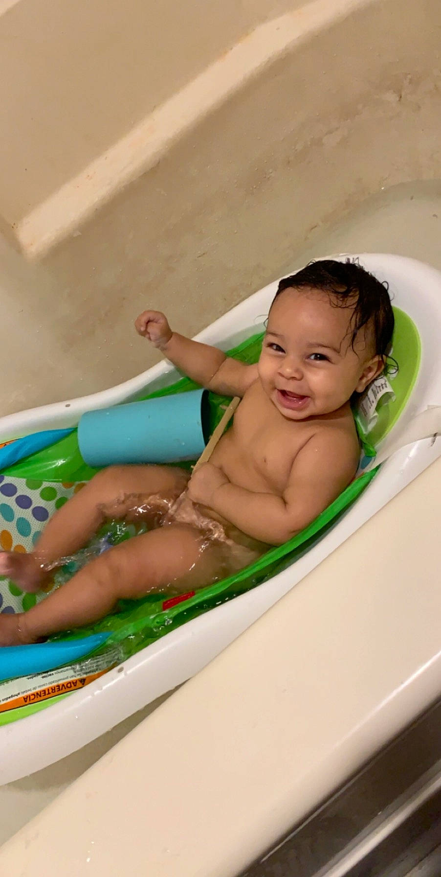 Kaegen is registered to the contest to win money with this photo: baby_bathing, bathing, bathtub, child, joy, person, washing