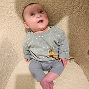 Charlie a rejoint le concours — aidez-le/la à gagner de superbes lots ! baby, child, sitting, smiling, cozy, indoor, blanket, clothing, pacifier, cute, happy, portrait, infant, soft, warm, sweater, pants, person, young, comfortable