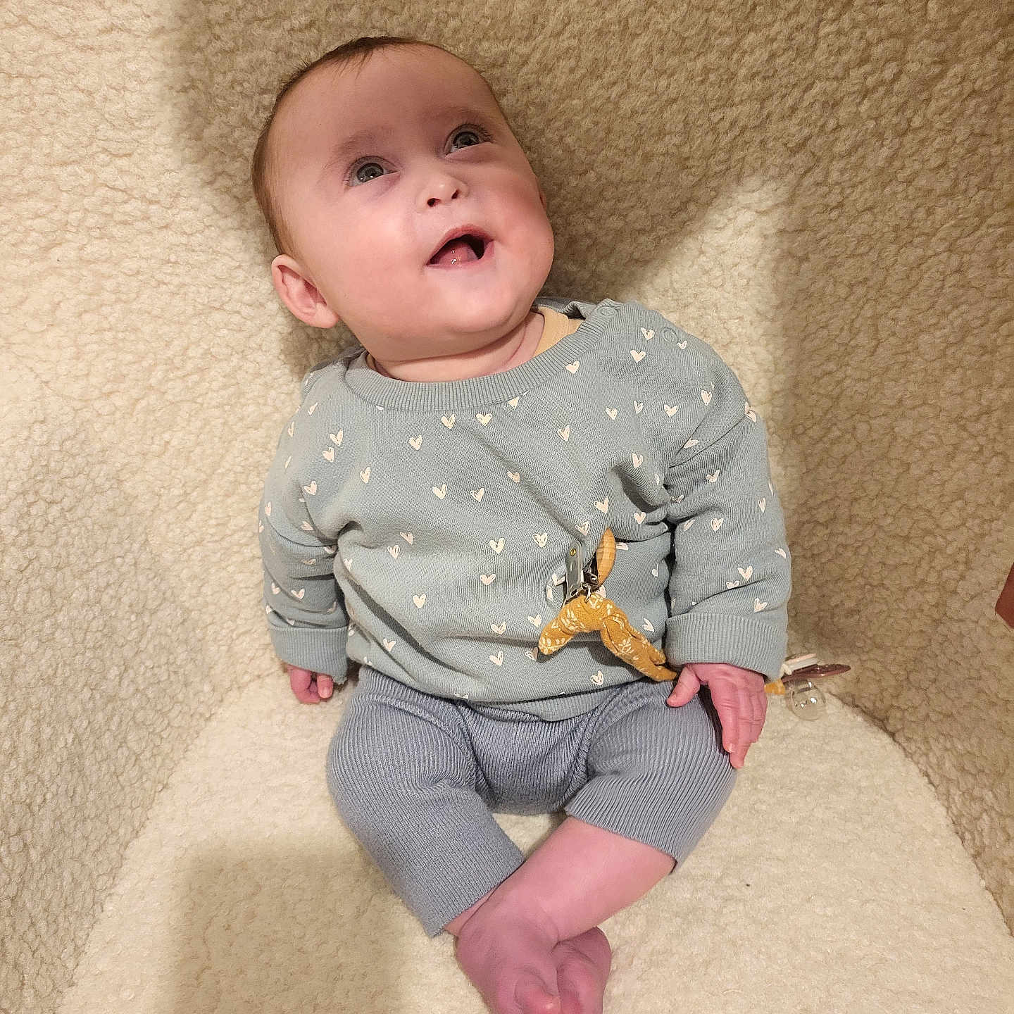 Charlie a rejoint le concours — aidez-le/la à gagner de superbes lots ! baby, blanket, child, clothing, comfortable, cozy, cute, happy, indoor, infant, pacifier, pants, person, portrait, sitting, smiling, soft, sweater, warm, young