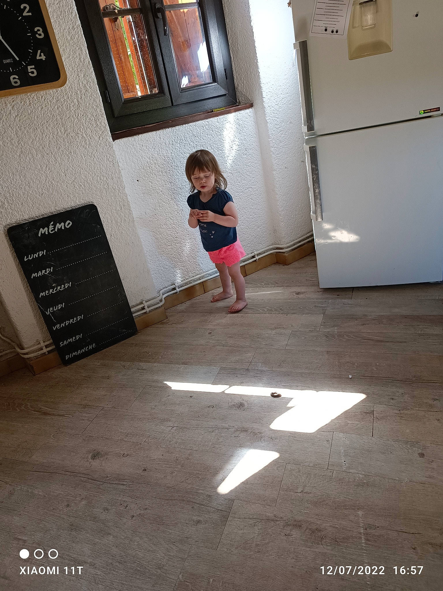 Faustine a rejoint le concours — aidez-le/la à gagner de superbes lots ! door, fashion_design, flash_photography, floor, flooring, fun, hardwood, home_door, house, human_leg, leg, person, picture_frame, room, shadow, shoulder, sitting, thigh, tints_and_shades, waist