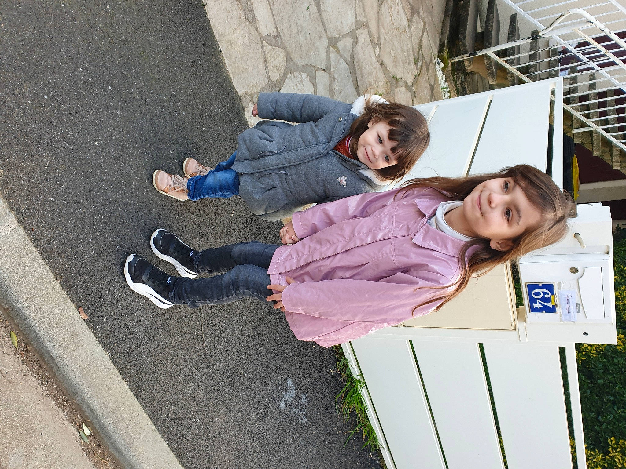 Justine participe au concours pour gagner de l'argent avec cette photo : asphalt, child, city, comfort, concrete, foot, fun, human_leg, joy, leisure, pedestrian, person, recreation, road_surface, sidewalk, sitting, smile, street_fashion, thigh, toddler