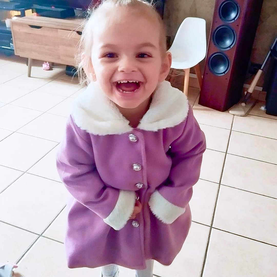 Miya a rejoint le concours — aidez-le/la à gagner de superbes lots ! casual_clothing, child, cozy, cute, fur_trim, furniture, hair_up, happy, home, indoor, person, playful, purple_coat, smiling, speaker, tiled_floor, toddler, toy, white_chair, white_shoes