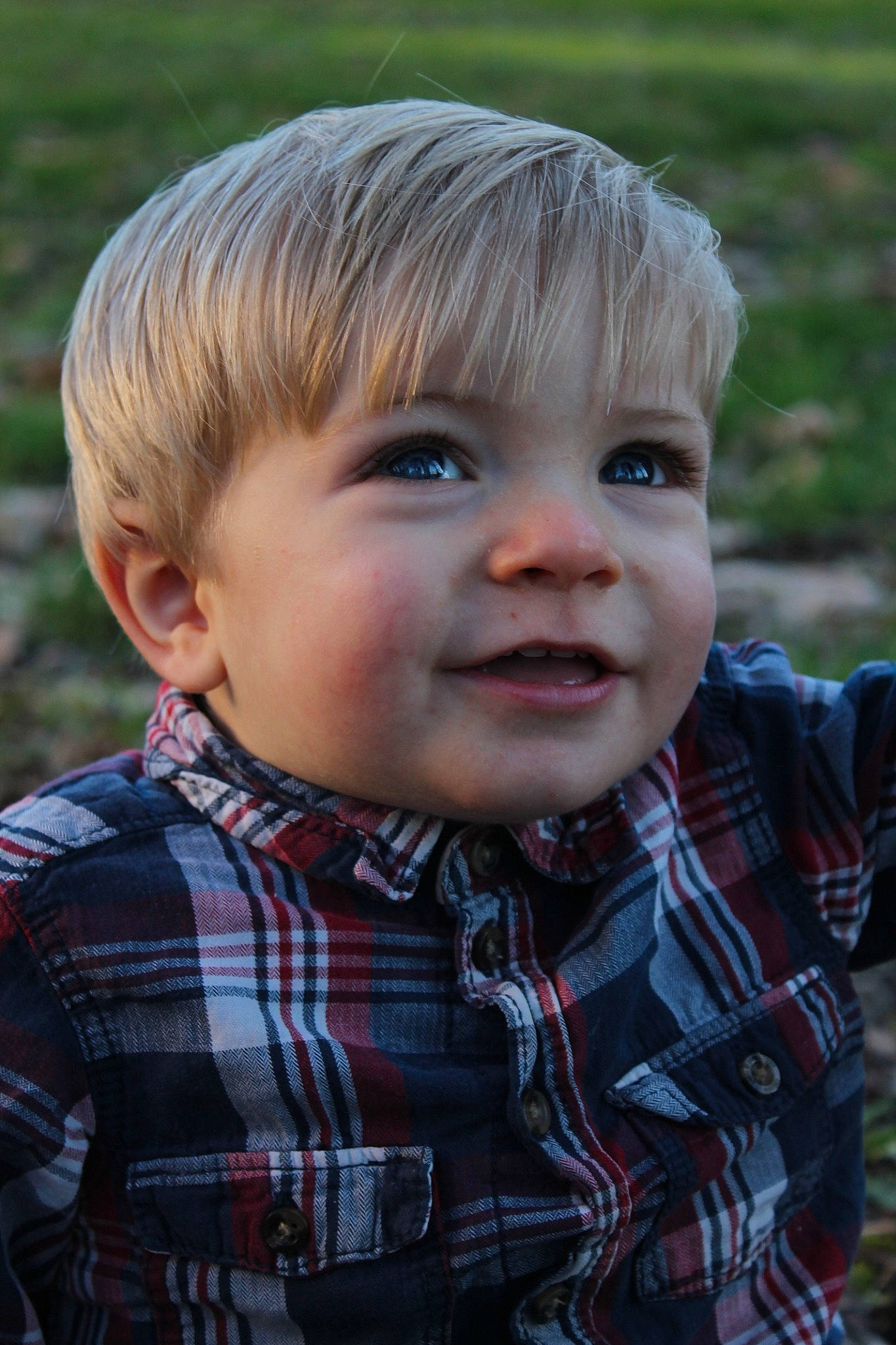 Lilian participe au concours pour gagner de l'argent avec cette photo : blond, bowl_cut, cheek, child, chin, design, eye, face, grass, hair, hairstyle, head, lip, male, nose, pattern, person, plaid, skin, smile