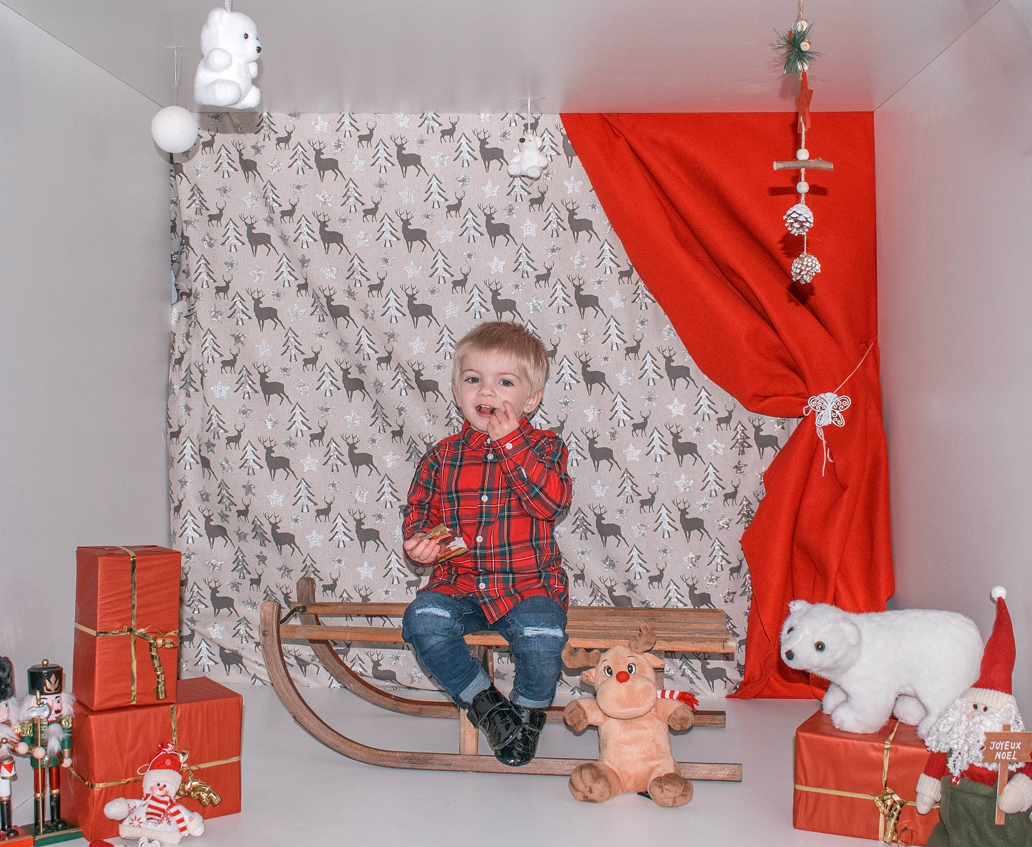 Lilian a rejoint le concours — aidez-le/la à gagner de superbes lots ! child, comfort, couch, curtain, event, flooring, fun, holiday, interior_design, living_room, ornament, pattern, person, play, product, red, room, smile, textile, toddler