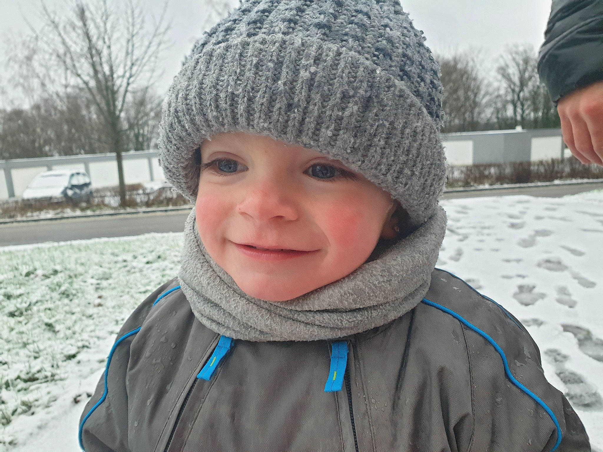 Lilian participe au concours pour gagner de l'argent avec cette photo : blue, cap, cheek, freezing, frost, fun, grass, happy, headwear, joy, knit_cap, leisure, outerwear, person, photograph, sky, smile, snow, toddler, tree