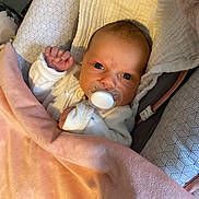 Luciano Ange Milo a rejoint le concours — aidez-le/la à gagner de superbes lots ! baby, blanket, pacifier, infant, cozy, seat, pattern, soft, pink, white_clothing, newborn, face, hand, sleeping_area, comfort, child, indoor, resting, cute, portrait