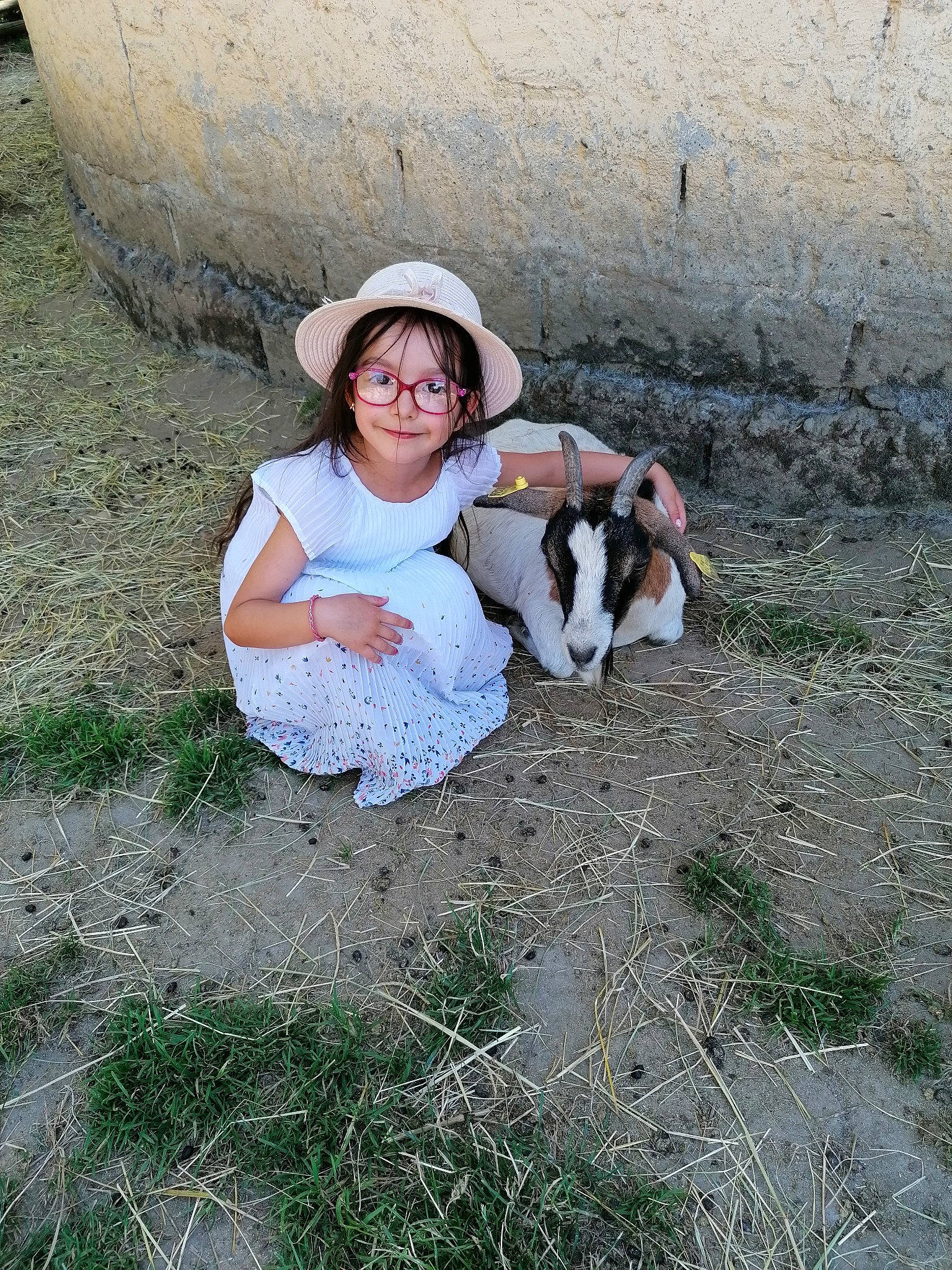 Mila participe au concours pour gagner de l'argent avec cette photo : baby_toddler_clothing, bonnet, cloche_hat, fashion_accessory, fedora, fur, hat, human, joy, person, sun_hat