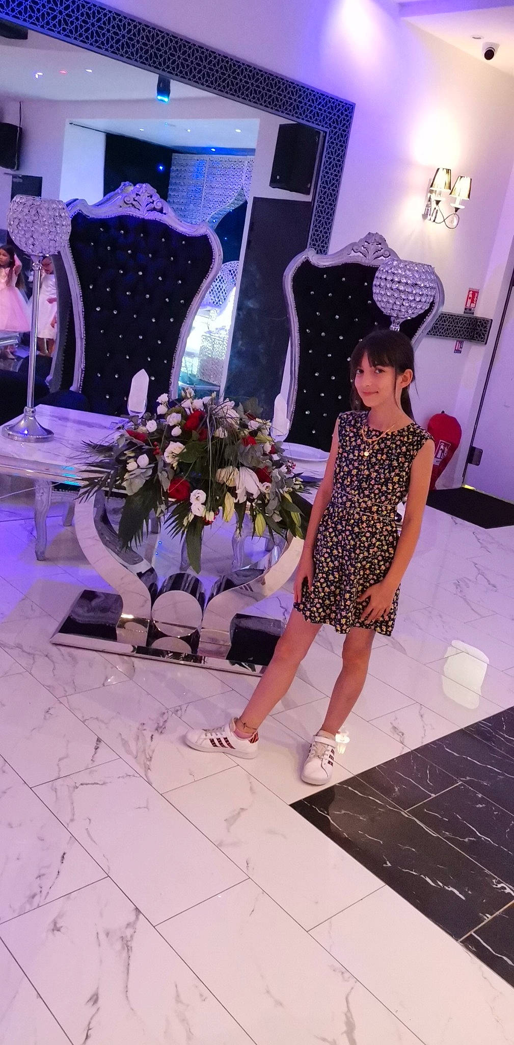 Louane a rejoint le concours — aidez-le/la à gagner de superbes lots ! beauty, dress, electric_blue, entertainment, event, fashion, fashion_design, flooring, formal_wear, fun, hairstyle, human_leg, joy, leisure, lighting, magenta, people, performance_art, person, purple