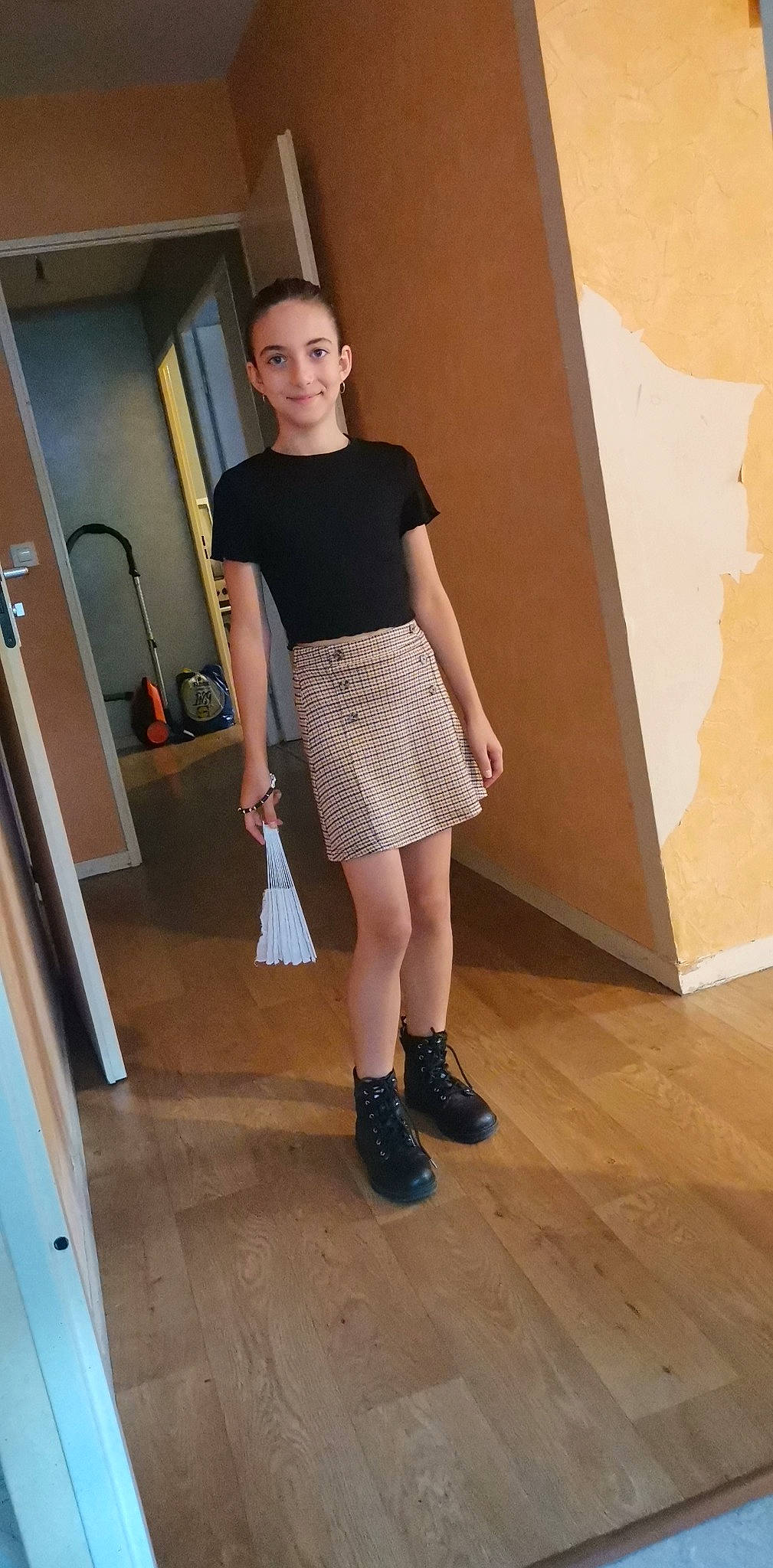 Louane a rejoint le concours — aidez-le/la à gagner de superbes lots ! abdomen, elbow, electric_blue, eyewear, fashion_design, floor, flooring, hardwood, human_leg, joy, knee, leg, luggage_and_bags, person, sleeve, sportswear, t_shirt, tartan, thigh, trunk