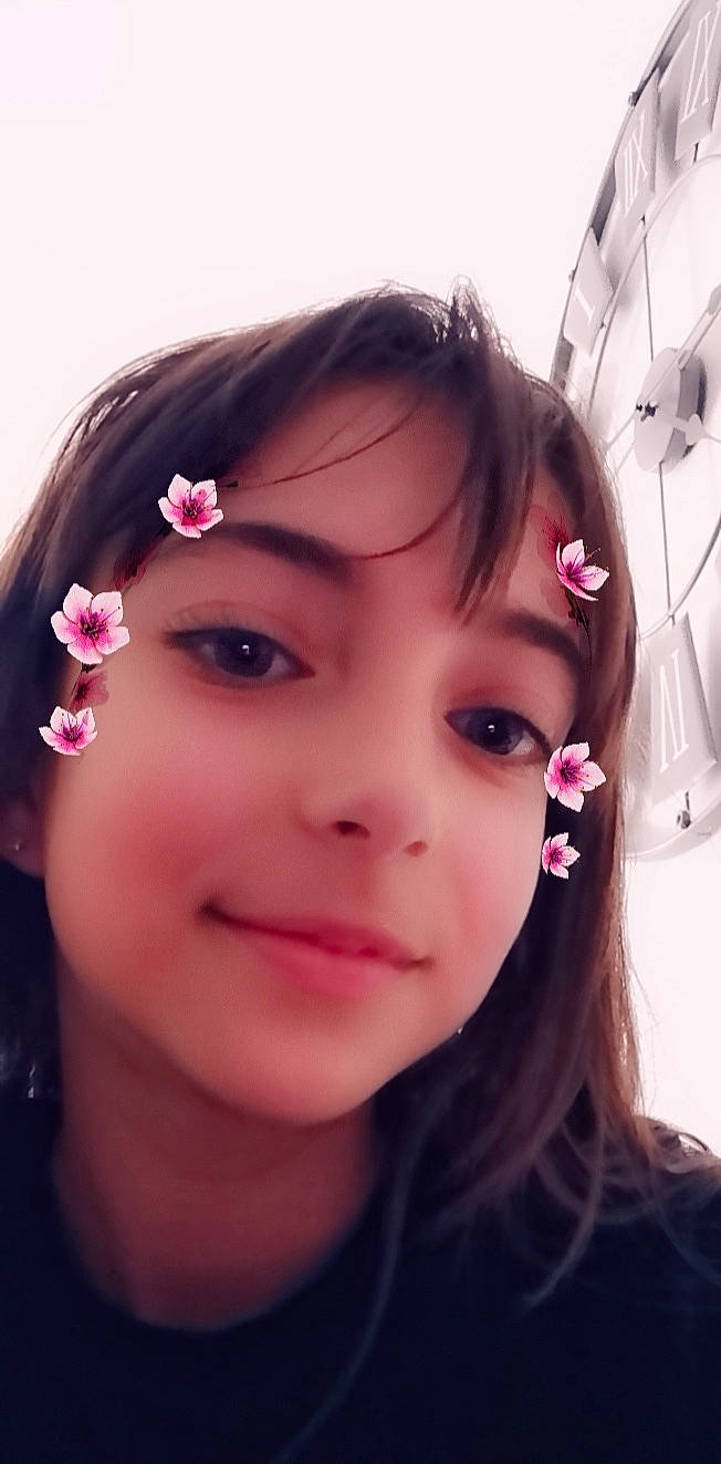 Louane participe au concours pour gagner de l'argent avec cette photo : black_hair, cheek, chin, cool, eyebrow, eyelash, flash_photography, flower, forehead, iris, jaw, lip, mouth, neck, nose, person, petal, pink, plant, purple