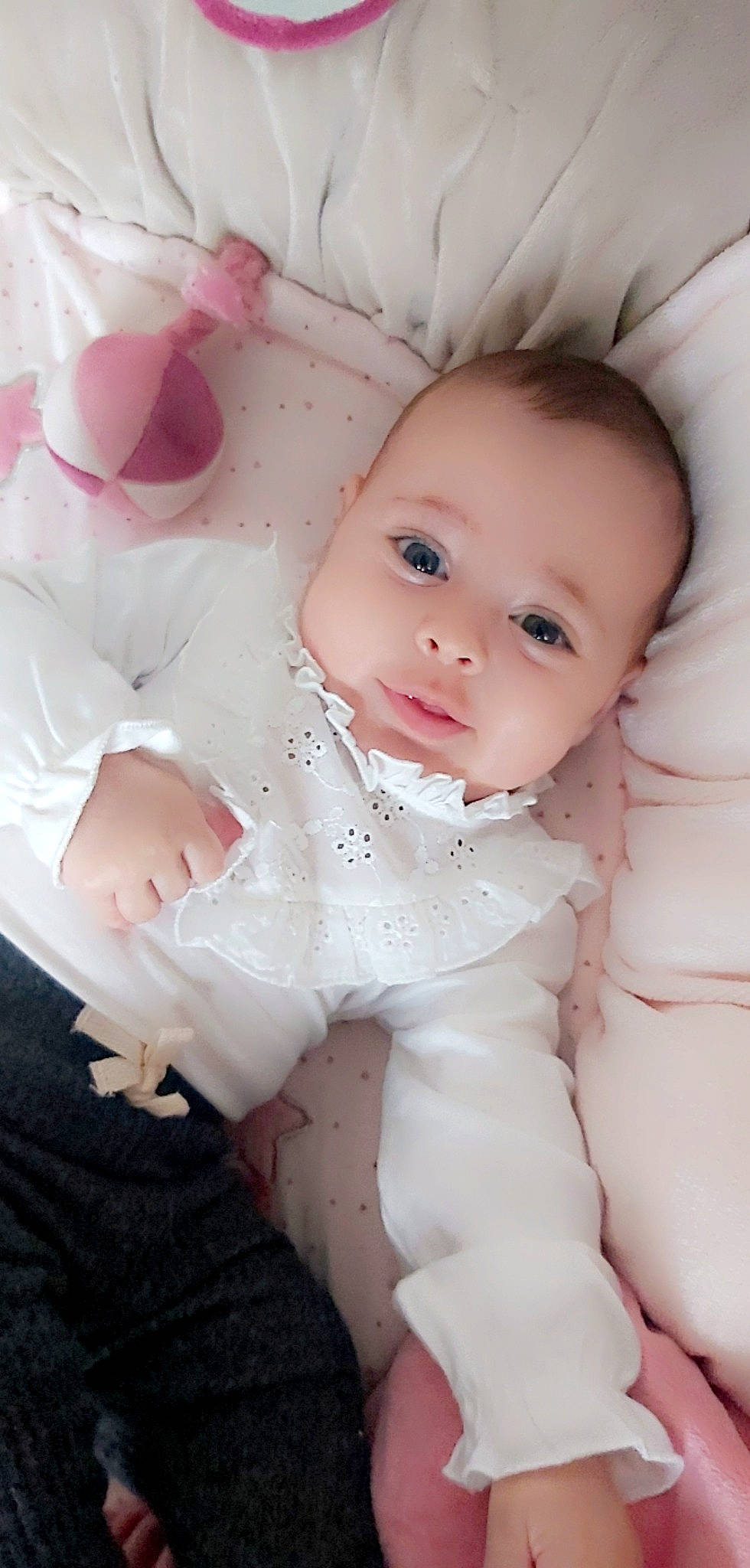 Lou a rejoint le concours — aidez-le/la à gagner de superbes lots ! arm, baby, baby_toddler_clothing, cheek, chest, child, eyelash, finger, hand, human_body, iris, lip, mouth, neck, person, pink, sitting, skin, sleeve, stomach