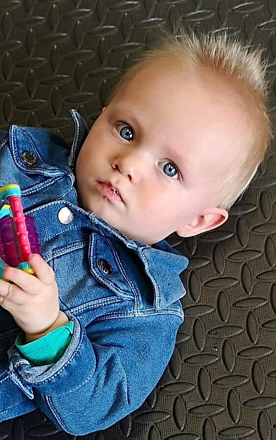 Ethan a rejoint le concours — aidez-le/la à gagner de superbes lots ! baby, baby_toddler_clothing, cheek, child, chin, face, flash_photography, gesture, happy, head, iris, lip, mouth, nose, organ, person, product, skin, sleeve, textile