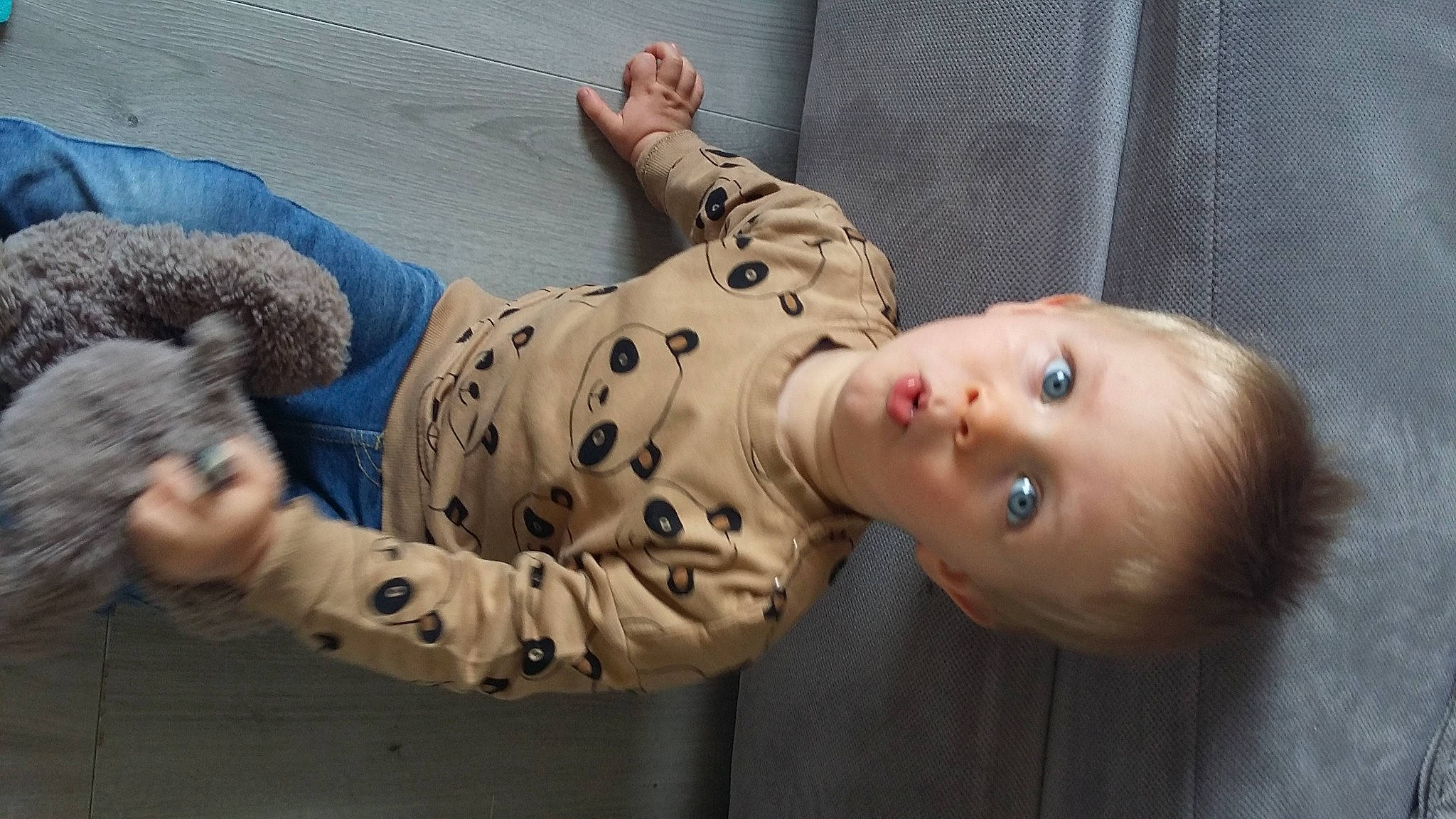 Ethan a rejoint le concours — aidez-le/la à gagner de superbes lots ! baby, baby_toddler_clothing, cheek, child, comfort, fun, fur, headgear, mammal, nose, pattern, person, portrait_photography, sitting, skin, sleeve, toddler, tree, vertebrate, wood