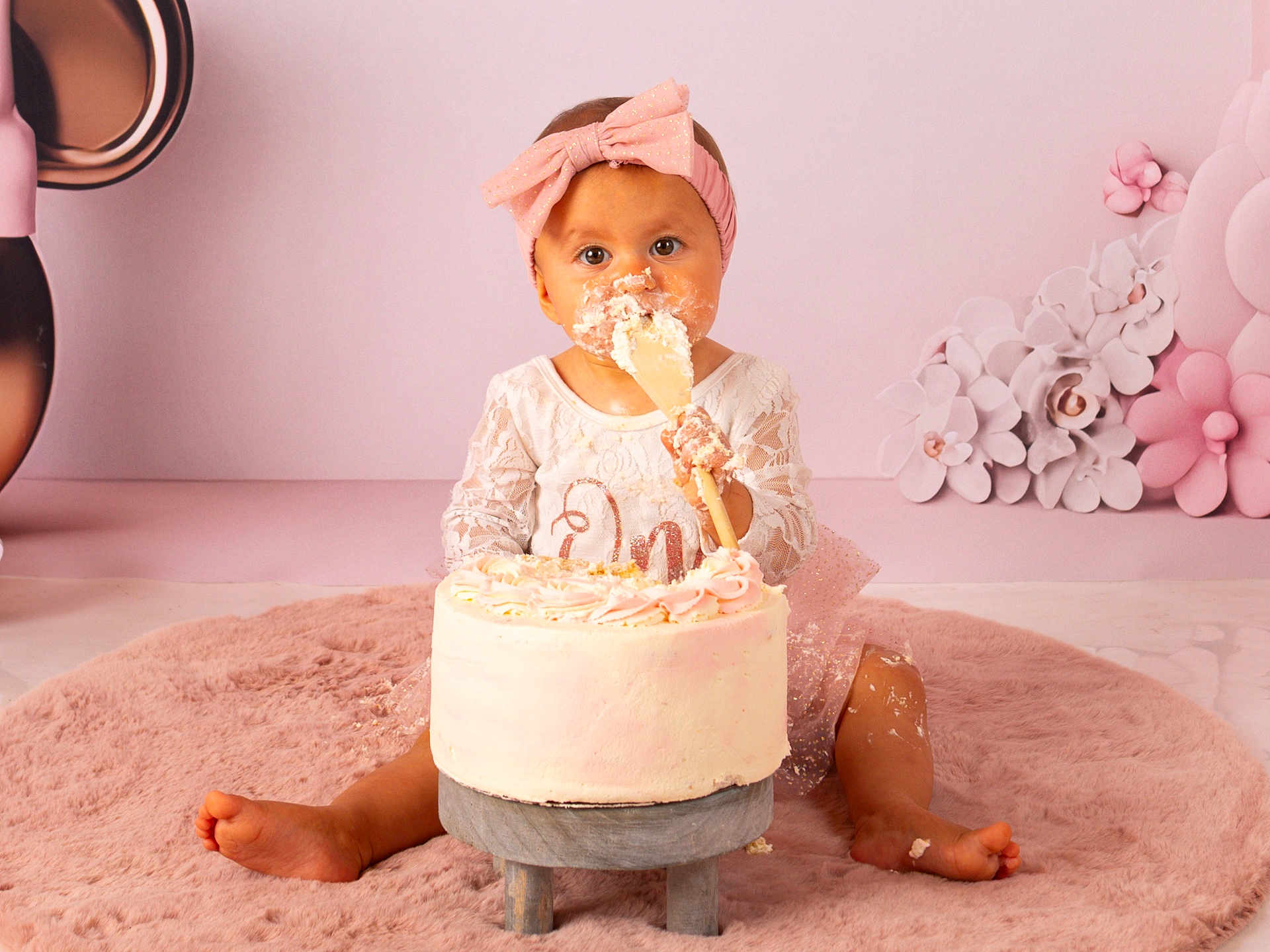 Chiara participe au concours pour gagner de l'argent avec cette photo : baby, child, cake, birthday, pink, headband, dress, frosting, messy, smiling, sitting, spatula, celebration, floor, rug, decorations, flowers, cute, indoors, portrait