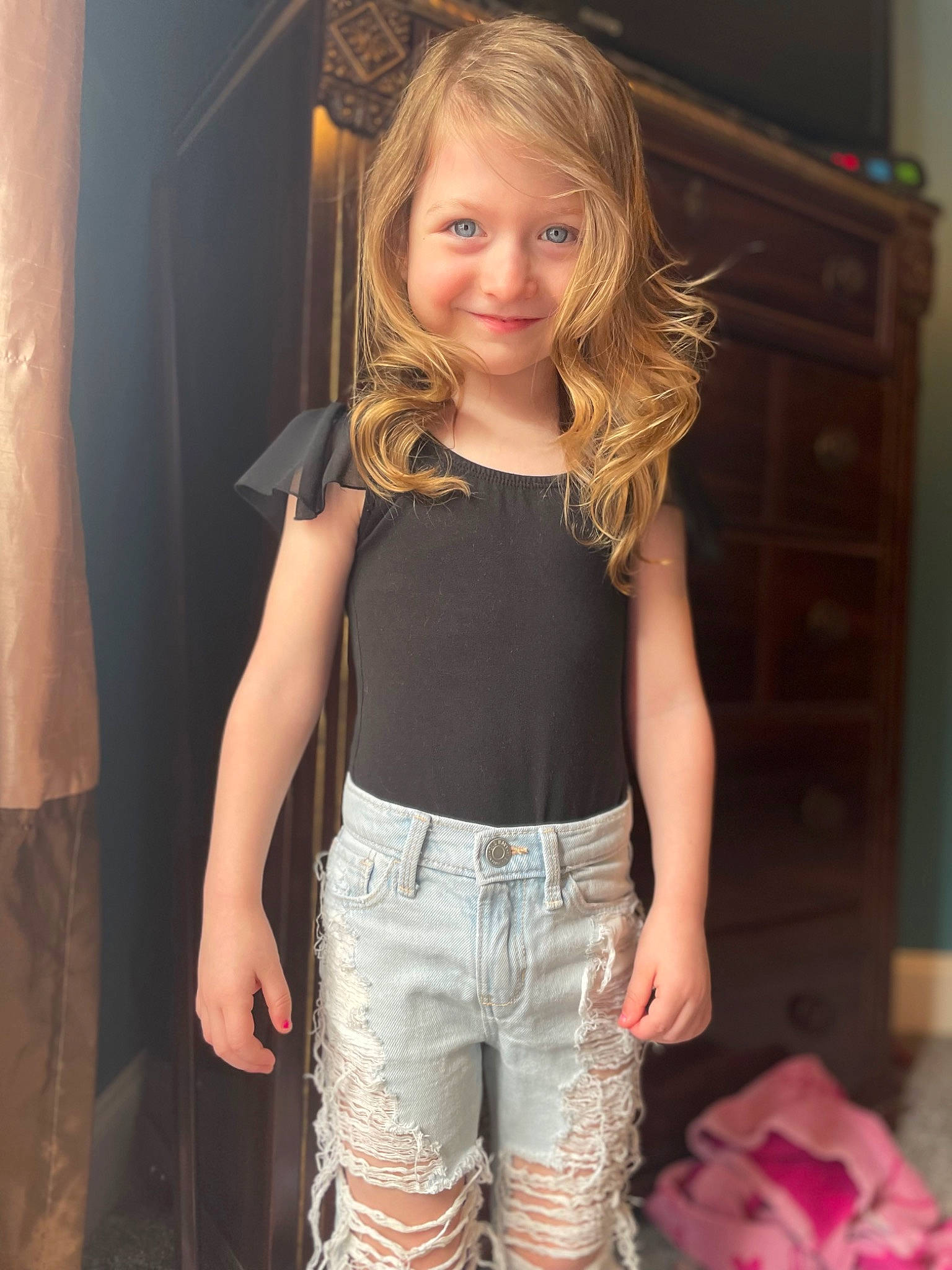 Elaina is registered to the contest to win money with this photo: beauty, denim, fashion_design, fun, human_body, jean_short, joint, joy, layered_hair, long_hair, neck, organ, person, pink, shorts, shoulder, sleeve, smile, textile, thigh