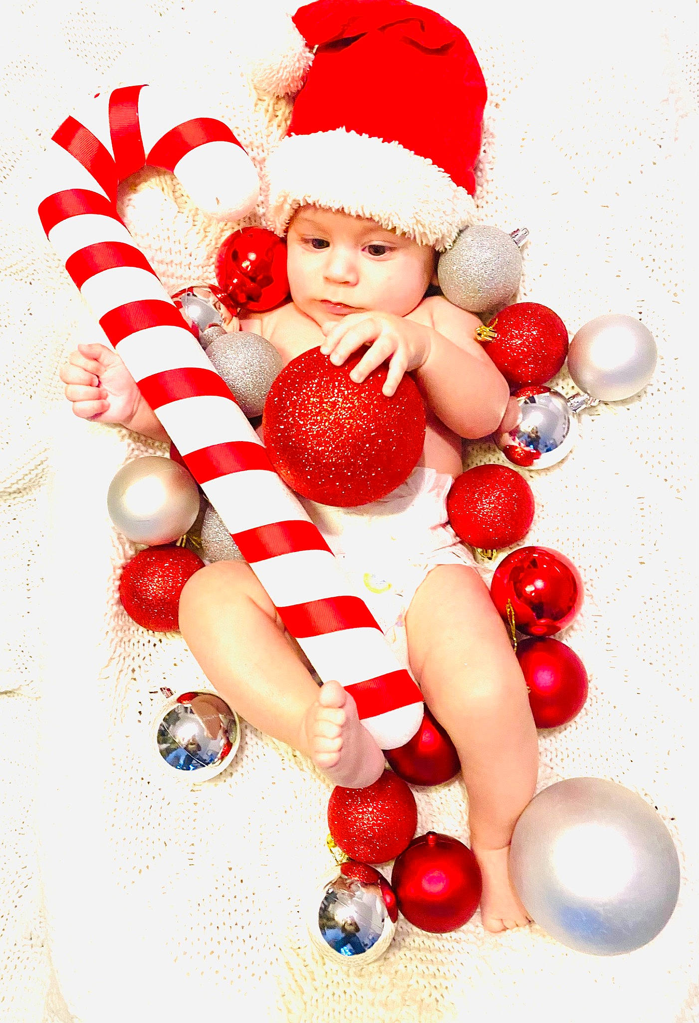 Loann a rejoint le concours — aidez-le/la à gagner de superbes lots ! baby_toddler_clothing, cap, carmine, christmas, christmas_eve, christmas_ornament, event, fashion_accessory, fictional_character, happy, hat, headwear, holiday, nail, ornament, pattern, person, red, santa_claus, smile