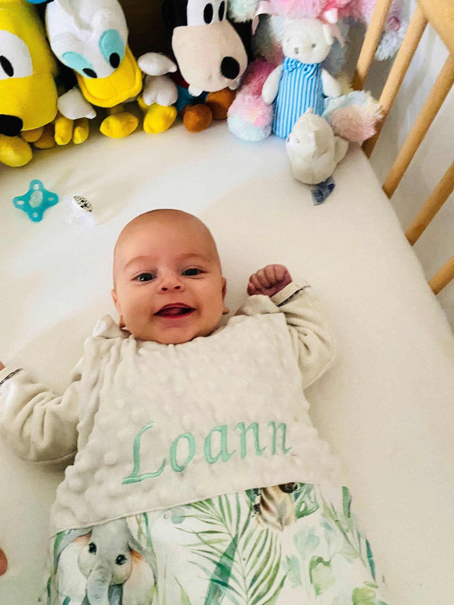 Loann a rejoint le concours — aidez-le/la à gagner de superbes lots ! baby, baby_toddler_clothing, blue, face, facial_expression, green, happy, mammal, organ, person, photograph, pink, product, skin, sleeve, smile, textile, toddler, toy, white