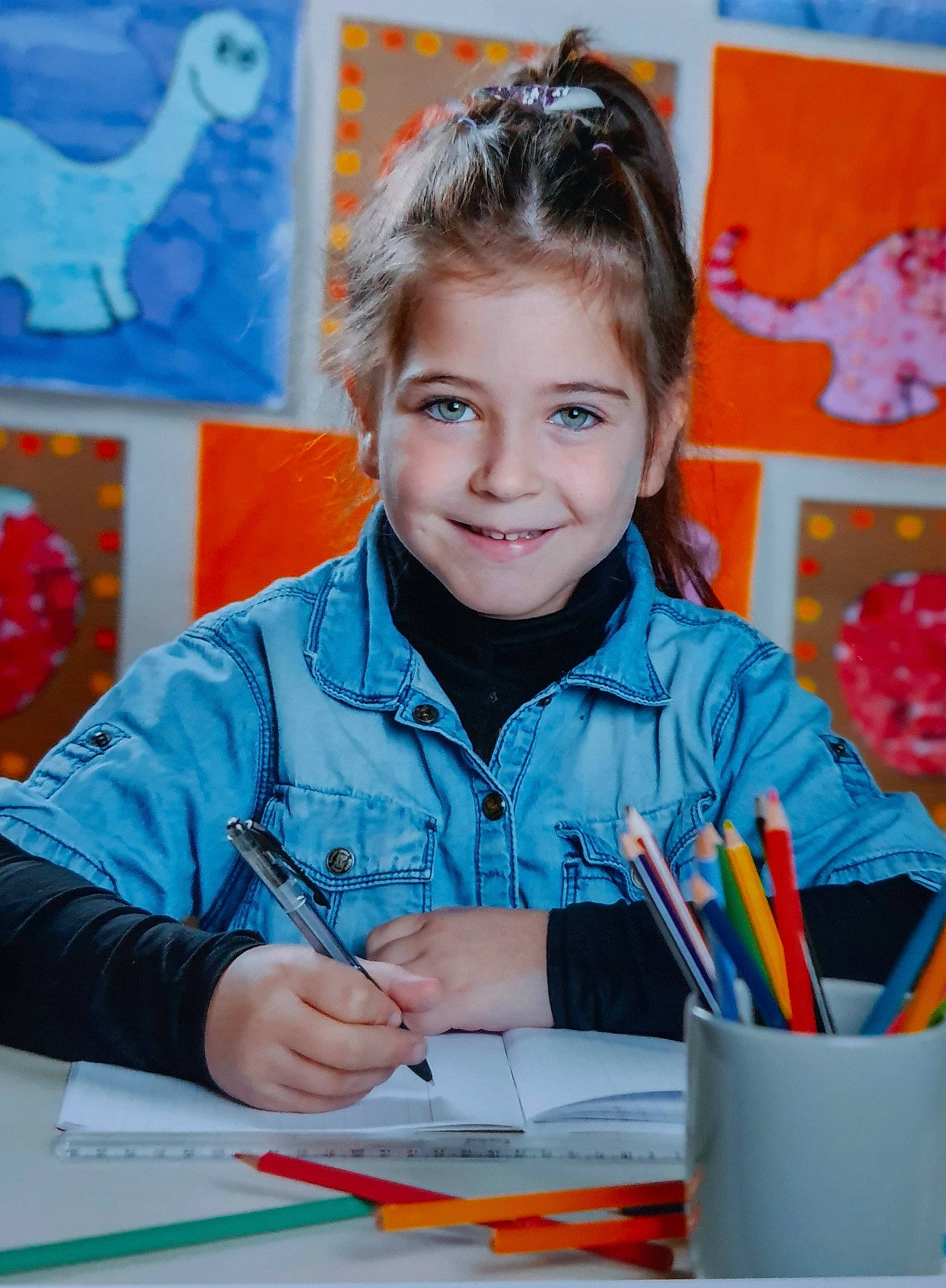 Lauryne participe au concours pour gagner de l'argent avec cette photo : blue, chair, child, desk, electric_blue, event, face, fun, happy, jacket, joy, office_supplies, pen, person, recreation, smile, stationery, table, toddler, writing