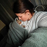 Nutella a rejoint le concours — aidez-le/la à gagner de superbes lots ! person, cat, blanket, indoor, cozy, fleece, tabby_cat, affection, love, snuggled, pet, cute, warm, comfort, home, cuddle, resting, domestic, animal, human