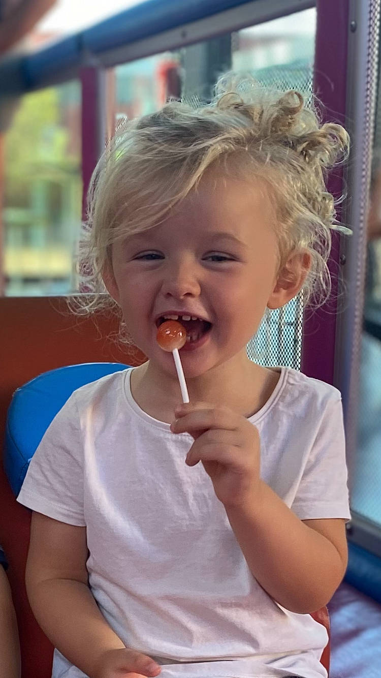 Louna a rejoint le concours — aidez-le/la à gagner de superbes lots ! arm, baby, biting, blond, cheek, child, eyelash, food_craving, fruit, fun, gesture, happy, iris, lip, nose, person, shoulder, skin, smile, thumb