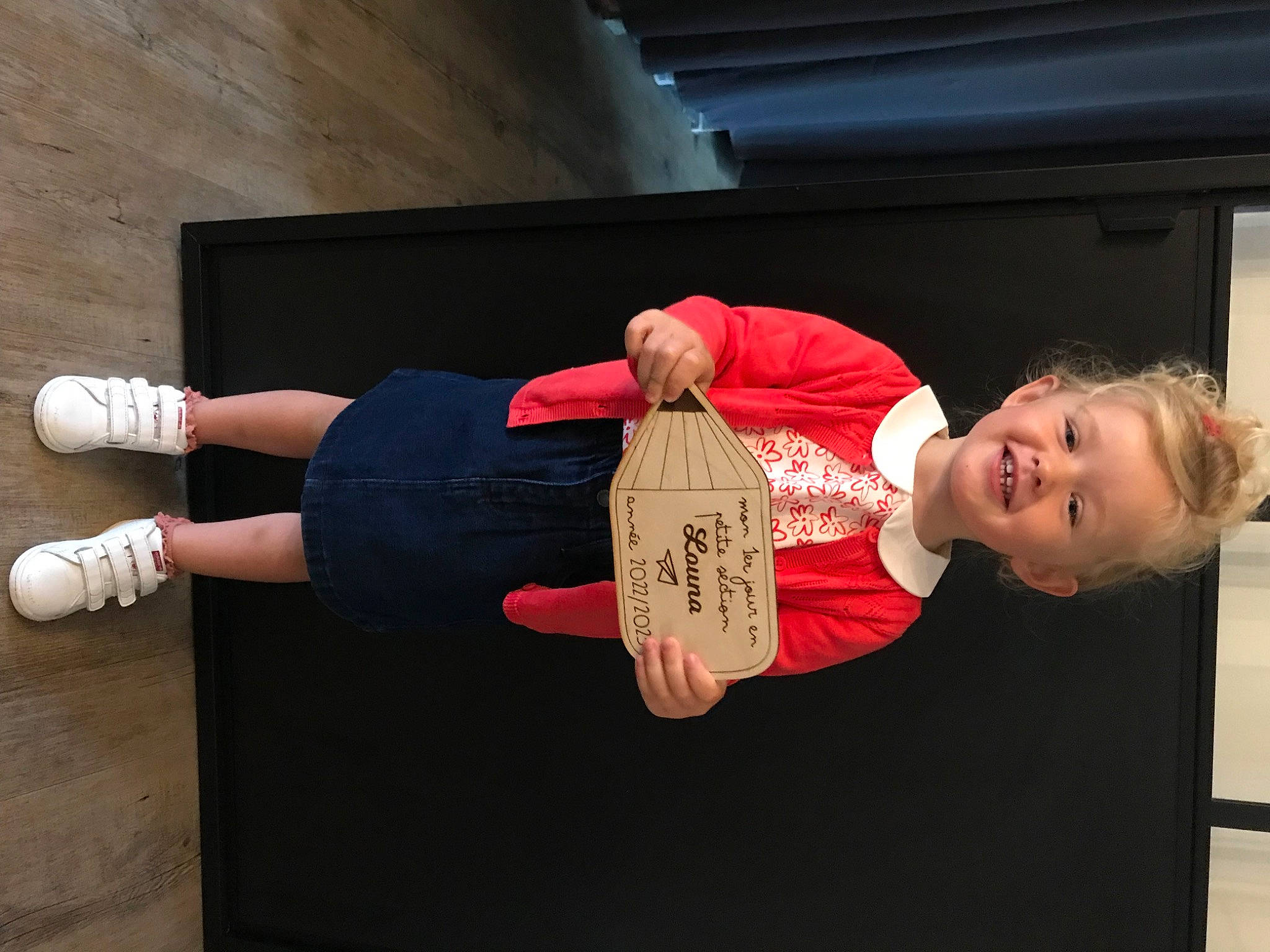 Louna participe au concours pour gagner de l'argent avec cette photo : balance, calf, elbow, foot, fun, gesture, happy, human_leg, joint, joy, knee, person, room, sleeve, smile, sock, sportswear, t_shirt, thigh, thumb