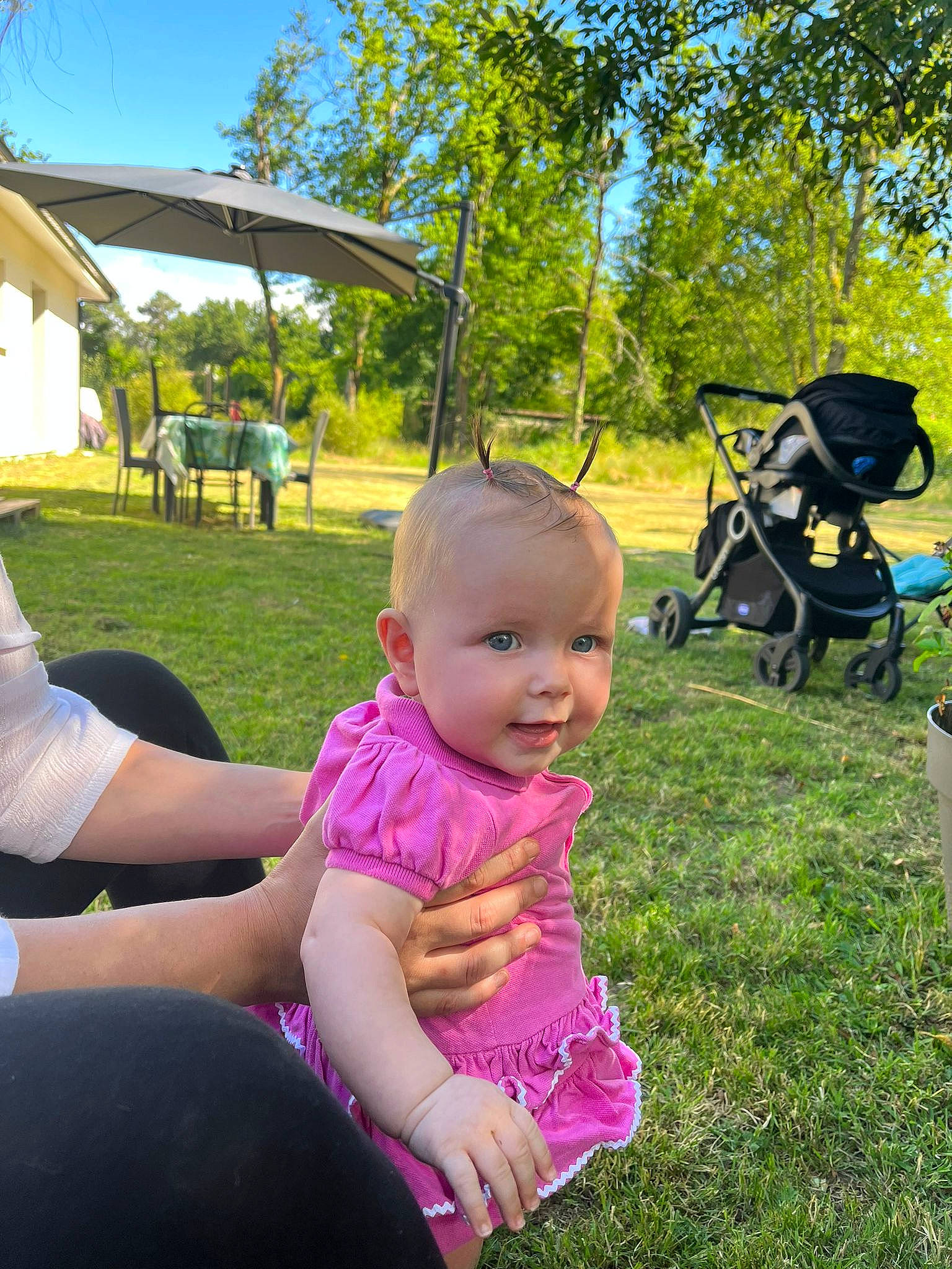 Giulia participe au concours pour gagner de l'argent avec cette photo : baby, child, event, fun, garden, grass, grassland, happy, lawn, leaf, leisure, person, plant, recreation, sitting, sky, toddler, tree, umbrella, vacation