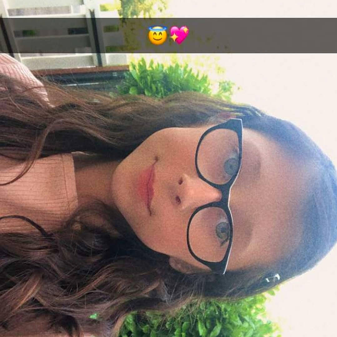 Léa a rejoint le concours — aidez-le/la à gagner de superbes lots ! cool, eyebrow, eyelash, eyewear, grass, hairstyle, happy, jaw, light, lip, mouth, people_in_nature, person, photograph, plant, selfie, skin, smile, tree, vision_care