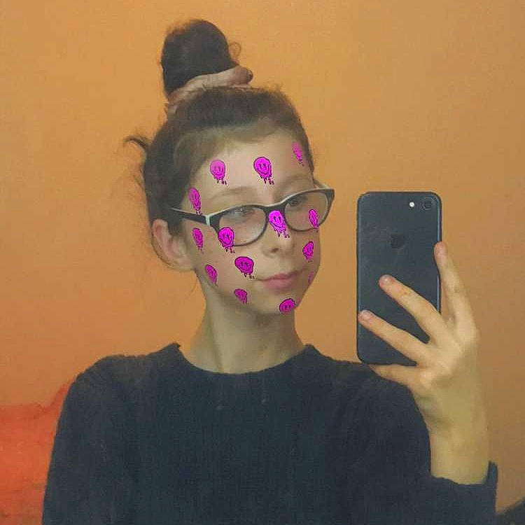 Léa participe au concours pour gagner de l'argent avec cette photo : audio_equipment, communication_device, ear, eyebrow, eyewear, fashion_design, flash_photography, fun, gesture, glasses, goggles, hair, headgear, human_body, magenta, mobile_phone, neck, person, personal_protective_equipment, shoulder