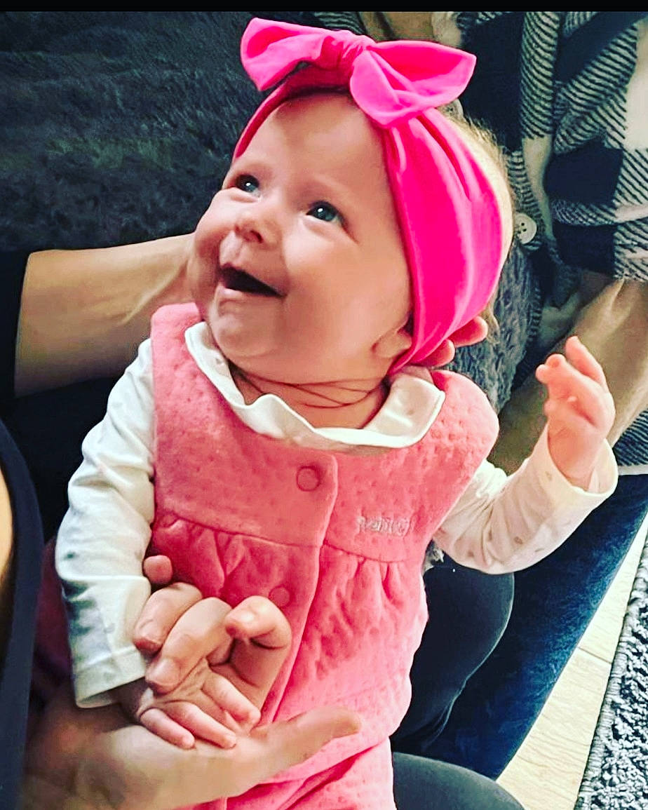 Giulia a rejoint le concours — aidez-le/la à gagner de superbes lots ! arm, baby_toddler_clothing, cap, cheek, face, gesture, happy, head, headgear, headwear, helmet, human_body, lip, mammal, mouth, outerwear, person, pink, plant, skin