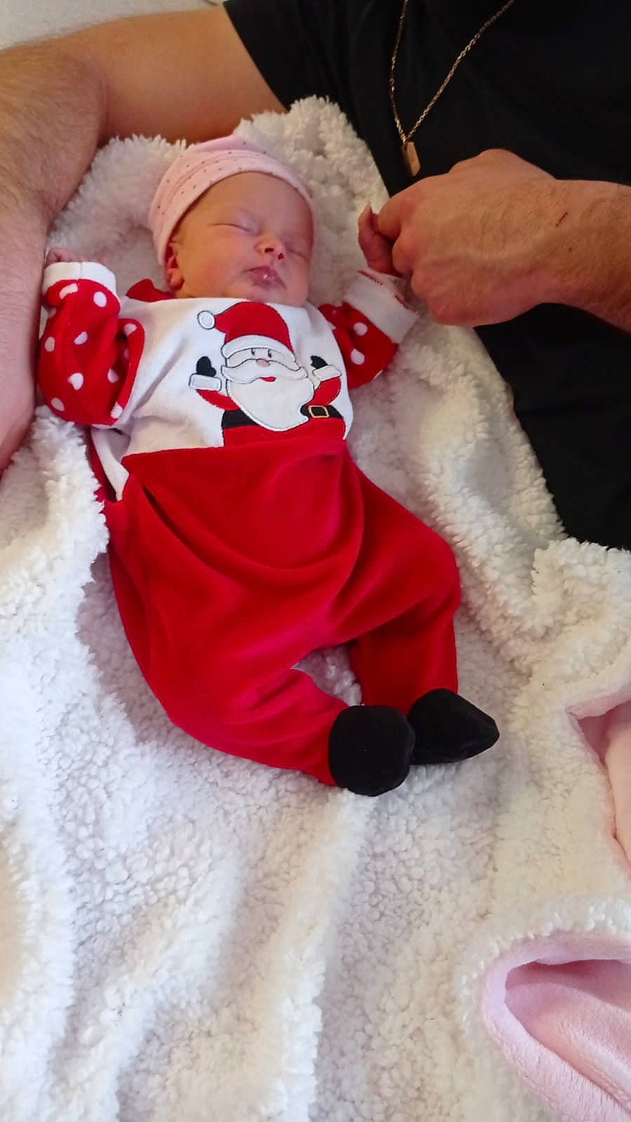 Giulia participe au concours pour gagner de l'argent avec cette photo : baby, baby_toddler_clothing, carmine, child, christmas, comfort, costume_hat, event, fictional_character, finger, hat, mammal, person, pink, red, santa_claus, skin, sleeve, textile, toddler