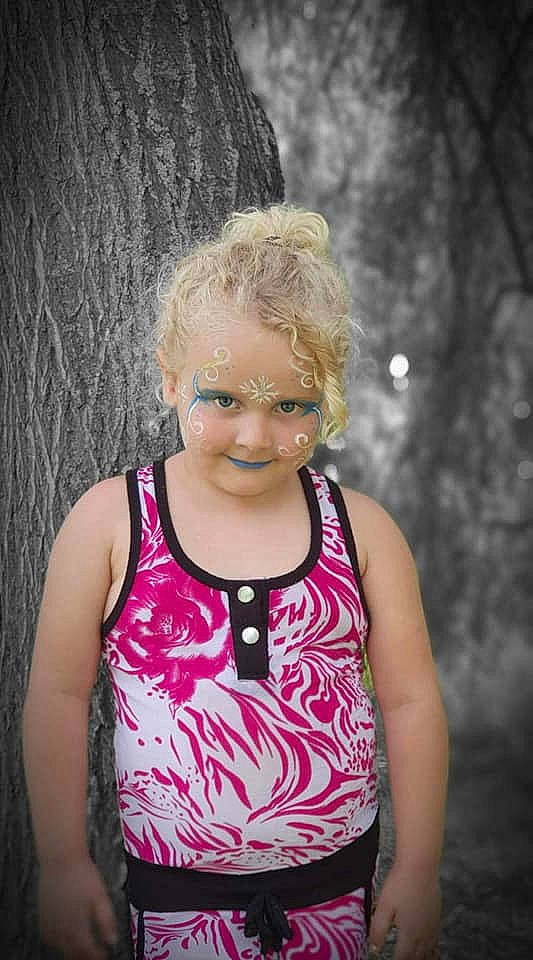 Laurynre a rejoint le concours — aidez-le/la à gagner de superbes lots ! active_tank, child, clothing, eyewear, face, flash_photography, fun, grass, hair, happy, leisure, neck, people, person, shoulder, sleeveless_shirt, smile, t_shirt, toddler, tree