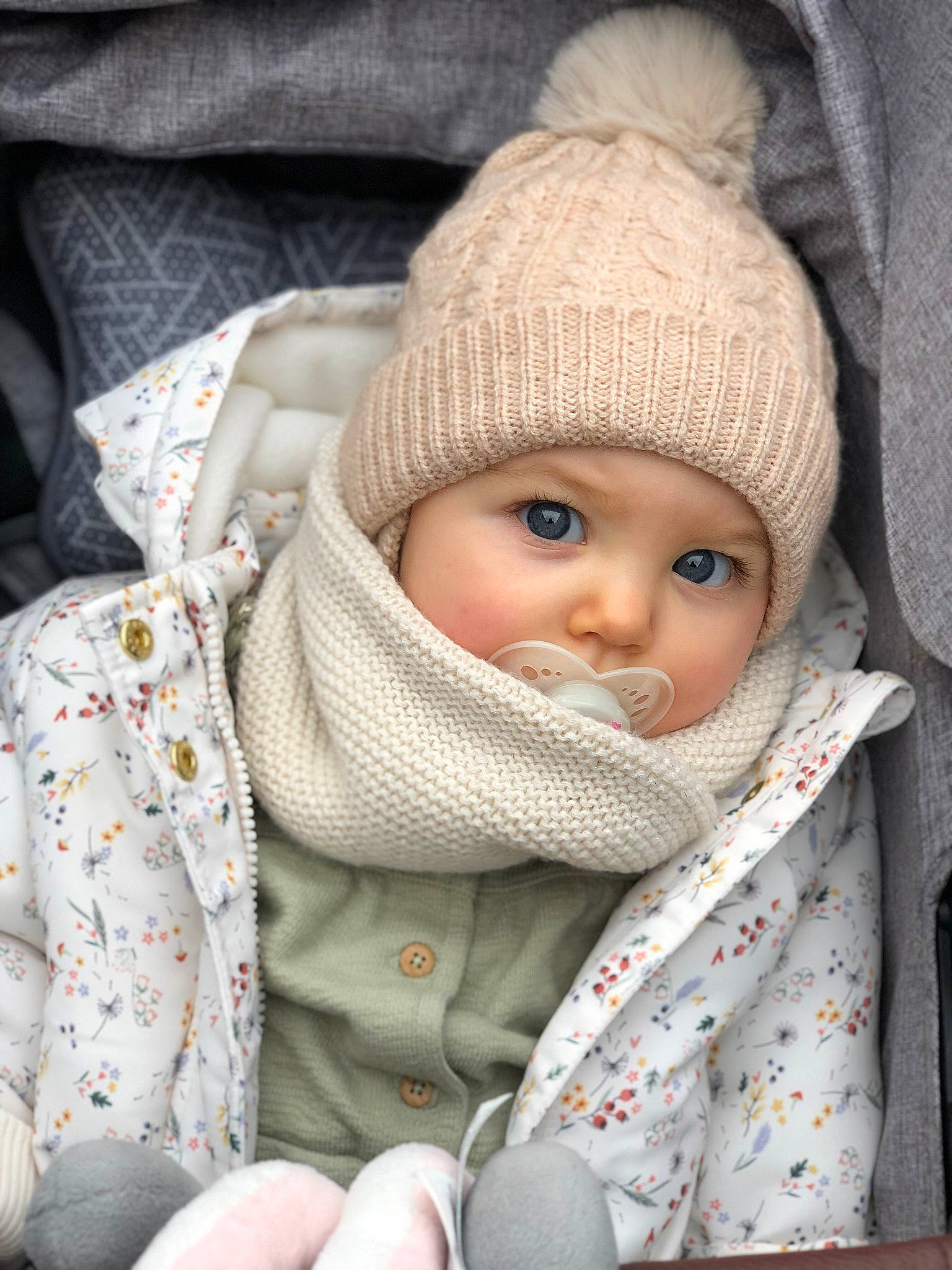 Romane a rejoint le concours — aidez-le/la à gagner de superbes lots ! baby, baby_toddler_clothing, cap, cheek, child, comfort, eye, face, head, headgear, headwear, human_body, knit_cap, lip, nose, outerwear, person, skin, sleeve, textile