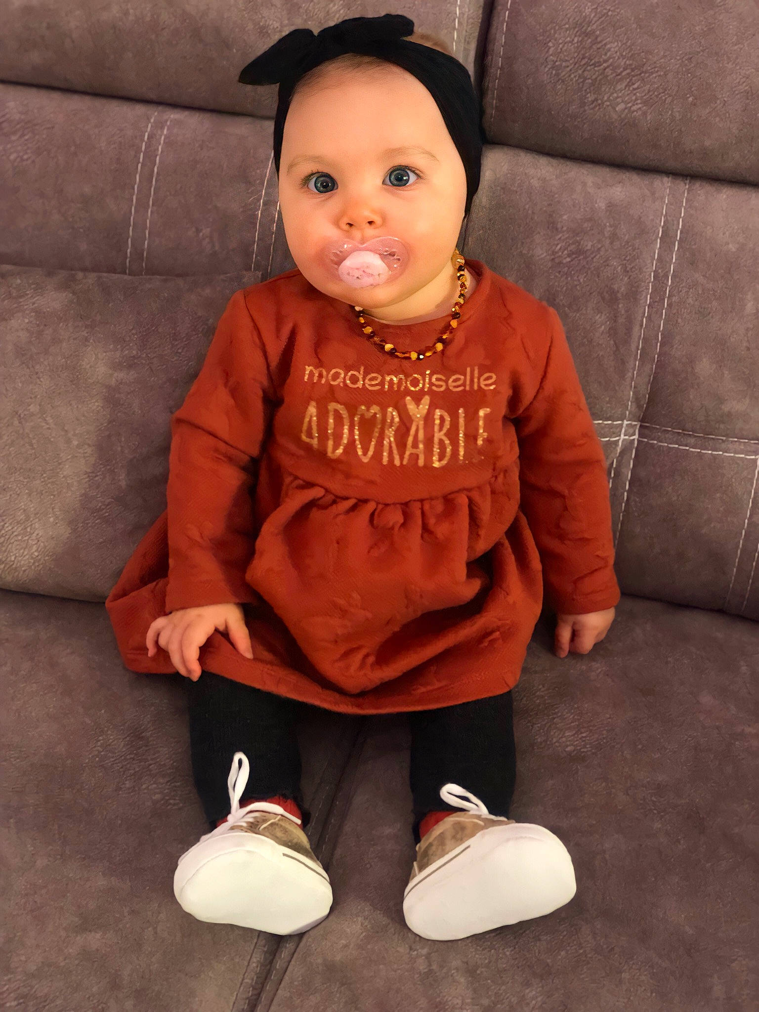 Romane a rejoint le concours — aidez-le/la à gagner de superbes lots ! baby, baby_toddler_clothing, cheek, child, comfort, eye, face, facial_expression, hair, hairstyle, head, lip, neck, nose, person, skin, sleeve, t_shirt, textile, toddler