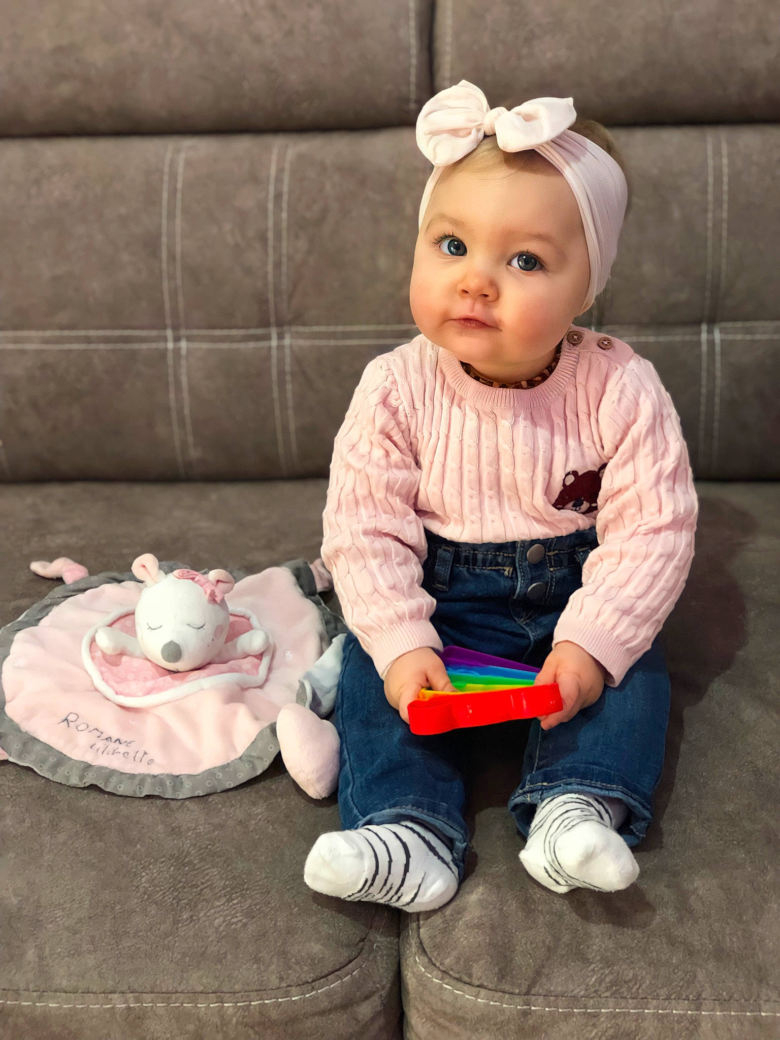 Romane participe au concours pour gagner de l'argent avec cette photo : baby, baby_toddler_clothing, baby_toys, cheek, child, doll, fashion_accessory, flooring, happy, peach, person, pink, serveware, sitting, sleeve, stuffed_toy, t_shirt, tableware, toddler, toy