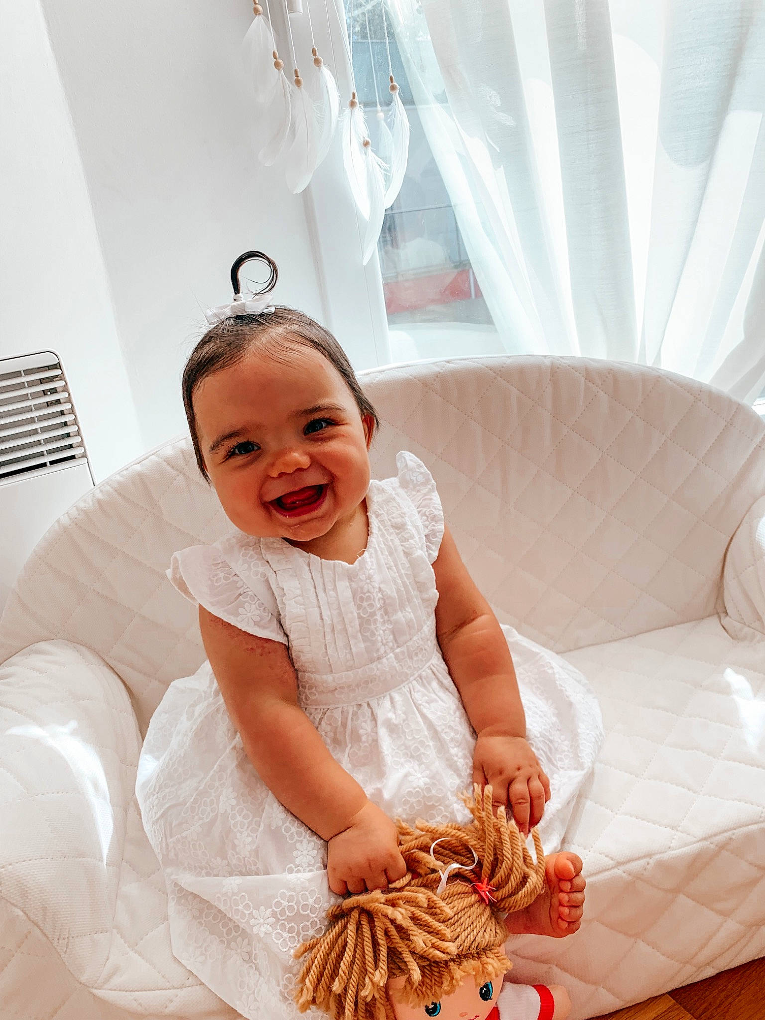 Gabriela participe au concours pour gagner de l'argent avec cette photo : baby, baby_toddler_clothing, blond, bridal_accessory, bridal_clothing, comfort, dress, event, finger, flash_photography, fun, gesture, happy, headpiece, joy, person, shoulder, skin, smile, textile