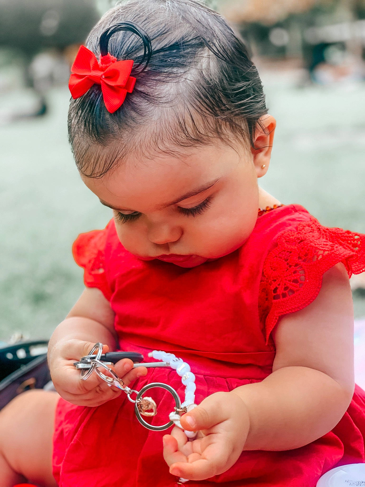 Gabriela participe au concours pour gagner de l'argent avec cette photo : baby_toddler_clothing, blue, child, dress, eye, facial_expression, glasses, grass, hairstyle, hand, happy, lip, people, person, photograph, pink, red, skin, summer, toddler
