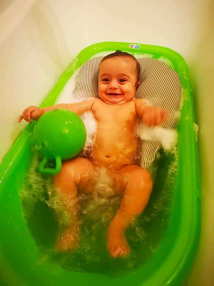 Carla a rejoint le concours — aidez-le/la à gagner de superbes lots ! baby, baby_bathing, baby_products, bathing, bathtub, child, fun, green, joy, person, personal_care, play, plumbing_fixture, product, toddler, toy, washing