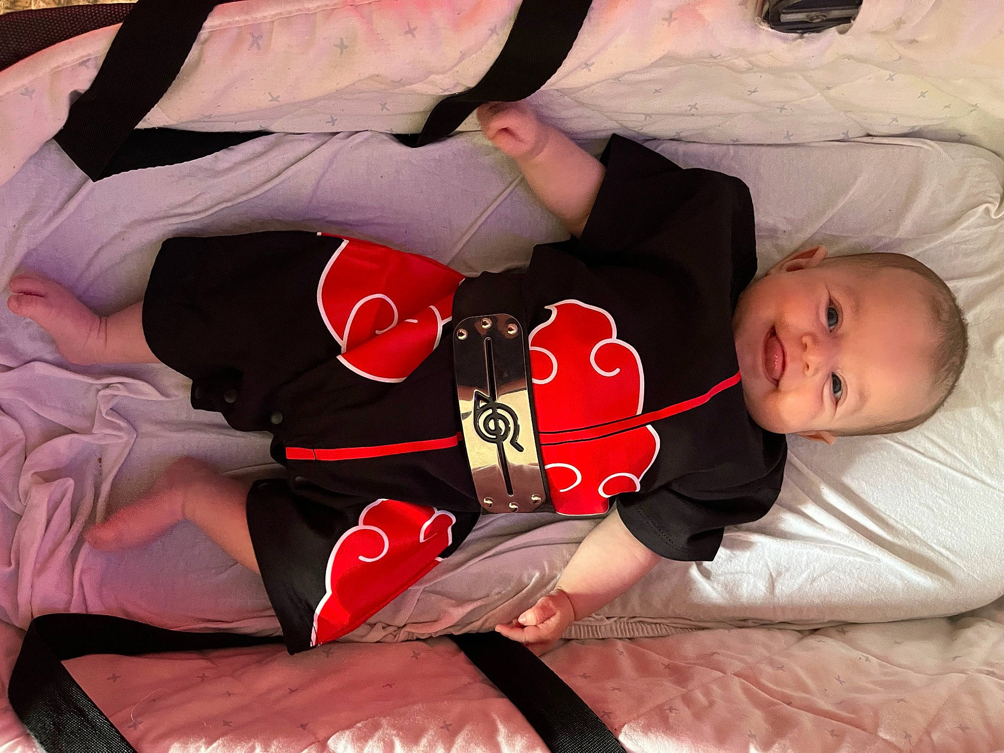 Hinata a rejoint le concours — aidez-le/la à gagner de superbes lots ! arm, baby, baby_toddler_clothing, carmine, child, comfort, elbow, fun, human_body, human_leg, knee, lap, leg, linens, pattern, person, sitting, sleeve, t_shirt, thigh