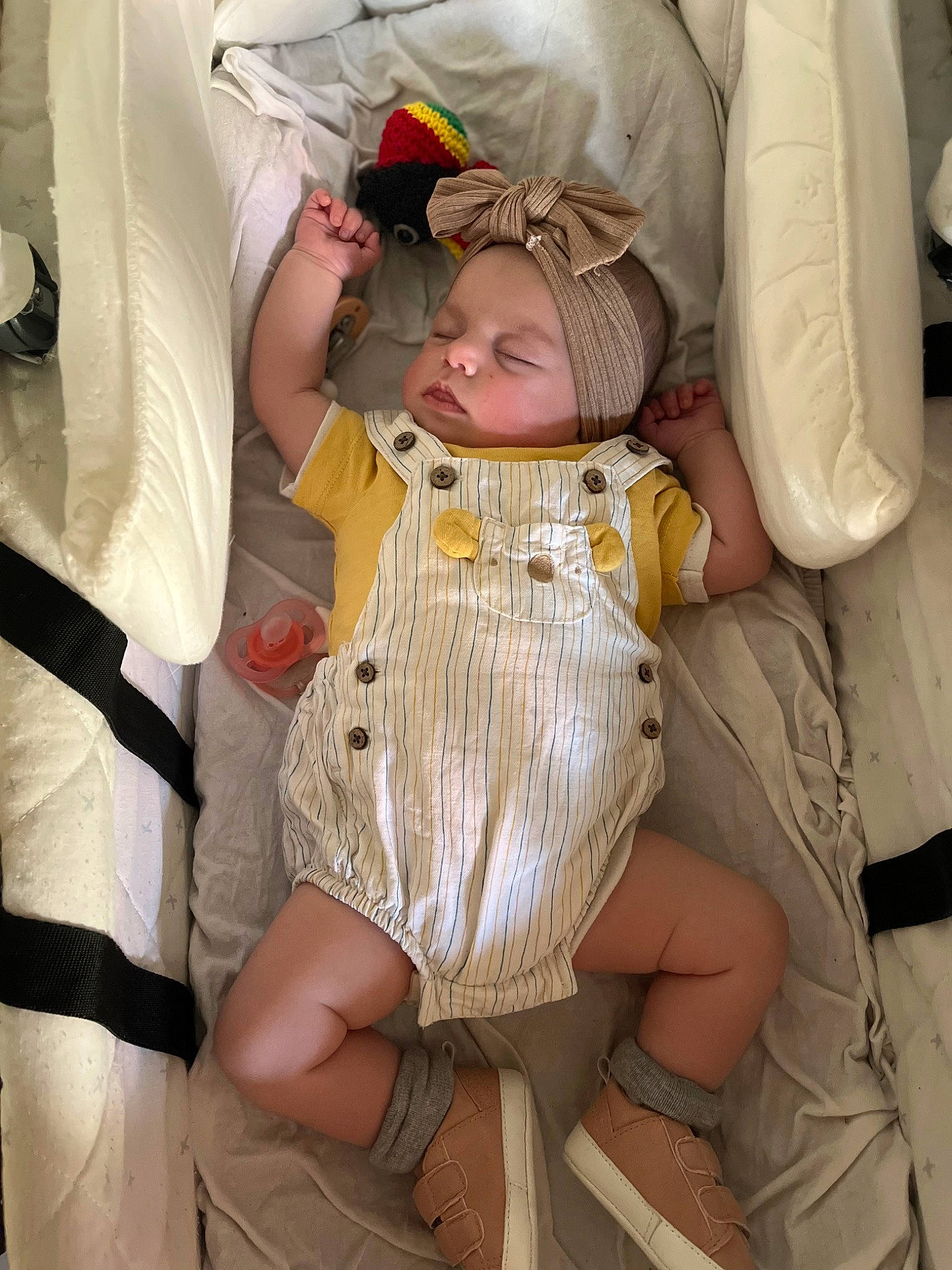 Hinata a rejoint le concours — aidez-le/la à gagner de superbes lots ! baby, baby_products, baby_sleeping, baby_toddler_clothing, baseball_cap, cap, child, comfort, face, hat, headwear, human_leg, lap, leg, linens, person, sitting, sun_hat, sunglasses, thigh