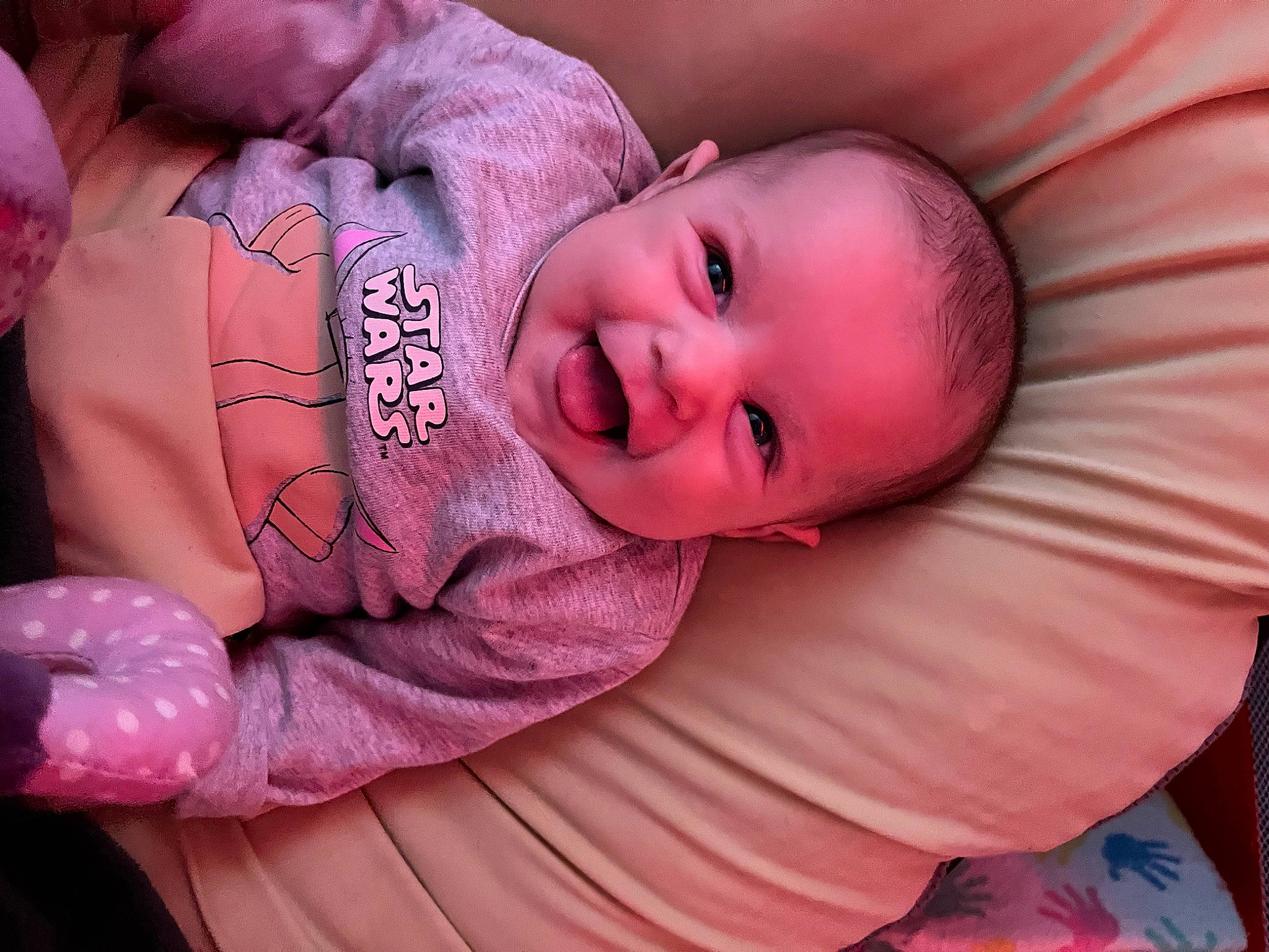 Hinata a rejoint le concours — aidez-le/la à gagner de superbes lots ! baby, baby_toddler_clothing, cheek, chin, comfort, eye, finger, happy, head, human_body, iris, lip, mouth, nose, person, pink, product, skin, sleeve, smile