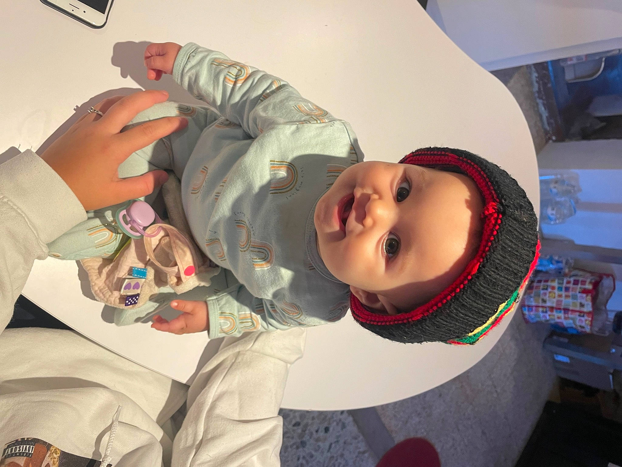 Hinata a rejoint le concours — aidez-le/la à gagner de superbes lots ! baby, child, comfort, elbow, event, fun, gesture, happy, hat, headgear, headwear, jaw, laugh, mouth, person, room, sleeve, smile, thumb, toddler