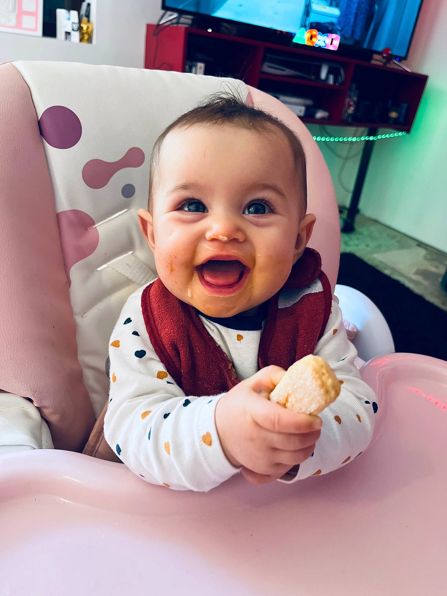 Hinata participe au concours pour gagner de l'argent avec cette photo : baby, baby_toddler_clothing, child, comfort, couch, finger, food, food_craving, happy, home_appliance, living_room, person, plate, sitting, sleeve, smile, t_shirt, tableware, television, television_set