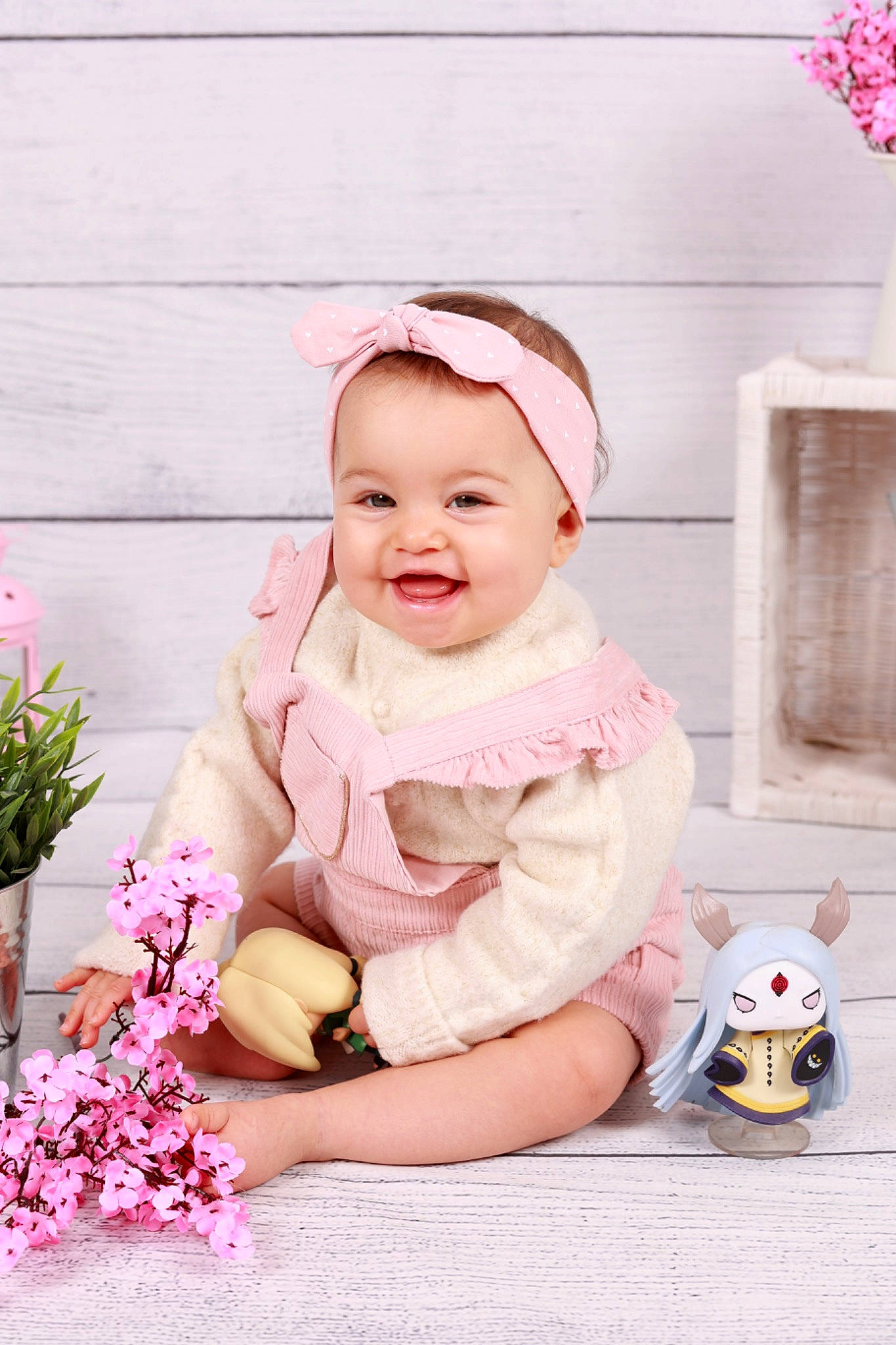Hinata a rejoint le concours — aidez-le/la à gagner de superbes lots ! baby, baby_toddler_clothing, cap, child, dress, event, flower, flower_arranging, happy, headpiece, joy, magenta, peach, person, petal, pink, plant, sitting, smile, toddler